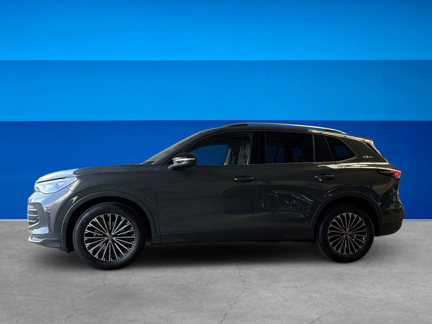 Fahrzeug 4 Fahrzeugabbildung Volkswagen Tiguan 1.5 eTSI Goal AHK IQ.LIGHT Rear View - mit KI generiert/bearbeitet