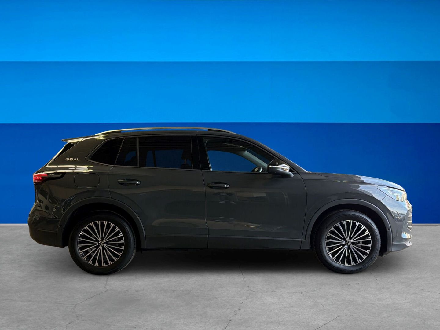 Fahrzeug 6 Fahrzeugabbildung Volkswagen Tiguan 1.5 eTSI Goal AHK IQ.LIGHT Rear View - mit KI generiert/bearbeitet