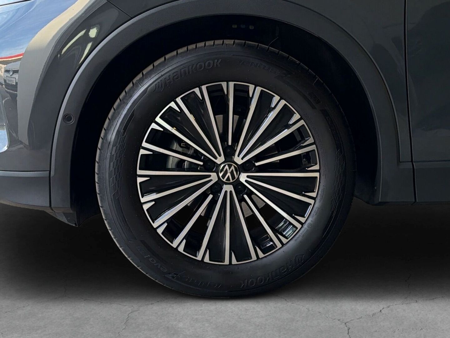 Fahrzeug 10 Fahrzeugabbildung Volkswagen Tiguan 1.5 eTSI Goal AHK IQ.LIGHT Rear View - mit KI generiert/bearbeitet