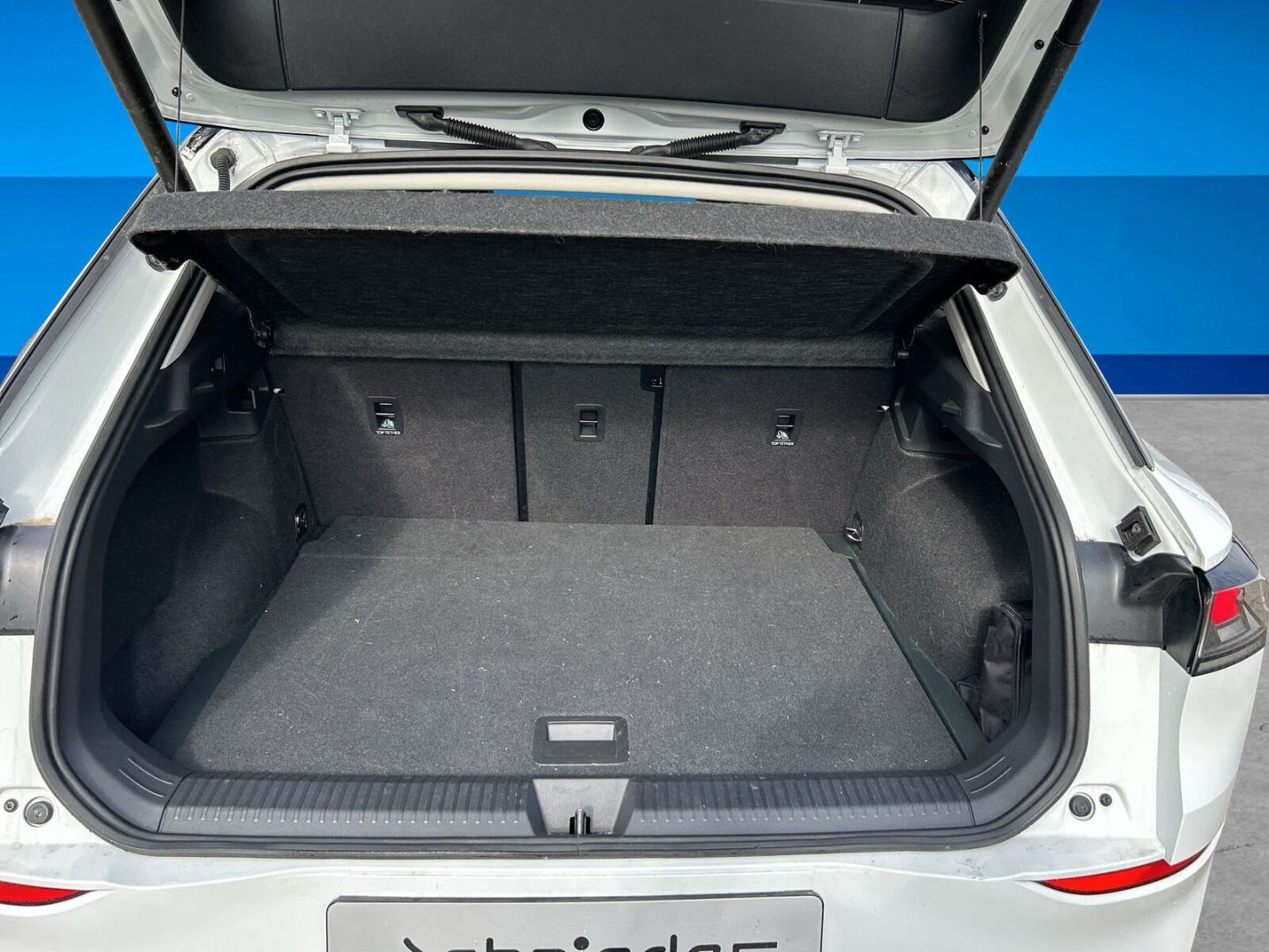 Fahrzeug 11 Fahrzeugabbildung Volkswagen T-Roc 1.5 eTSI 85 kW Style HUD AHK-el. klappb. N - mit KI generiert/bearbeitet