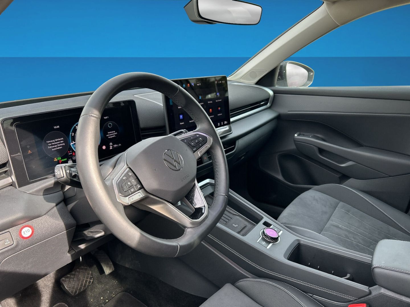 Fahrzeug 12 Fahrzeugabbildung Volkswagen T-Roc 1.5 eTSI 85 kW Style HUD AHK-el. klappb. N - mit KI generiert/bearbeitet