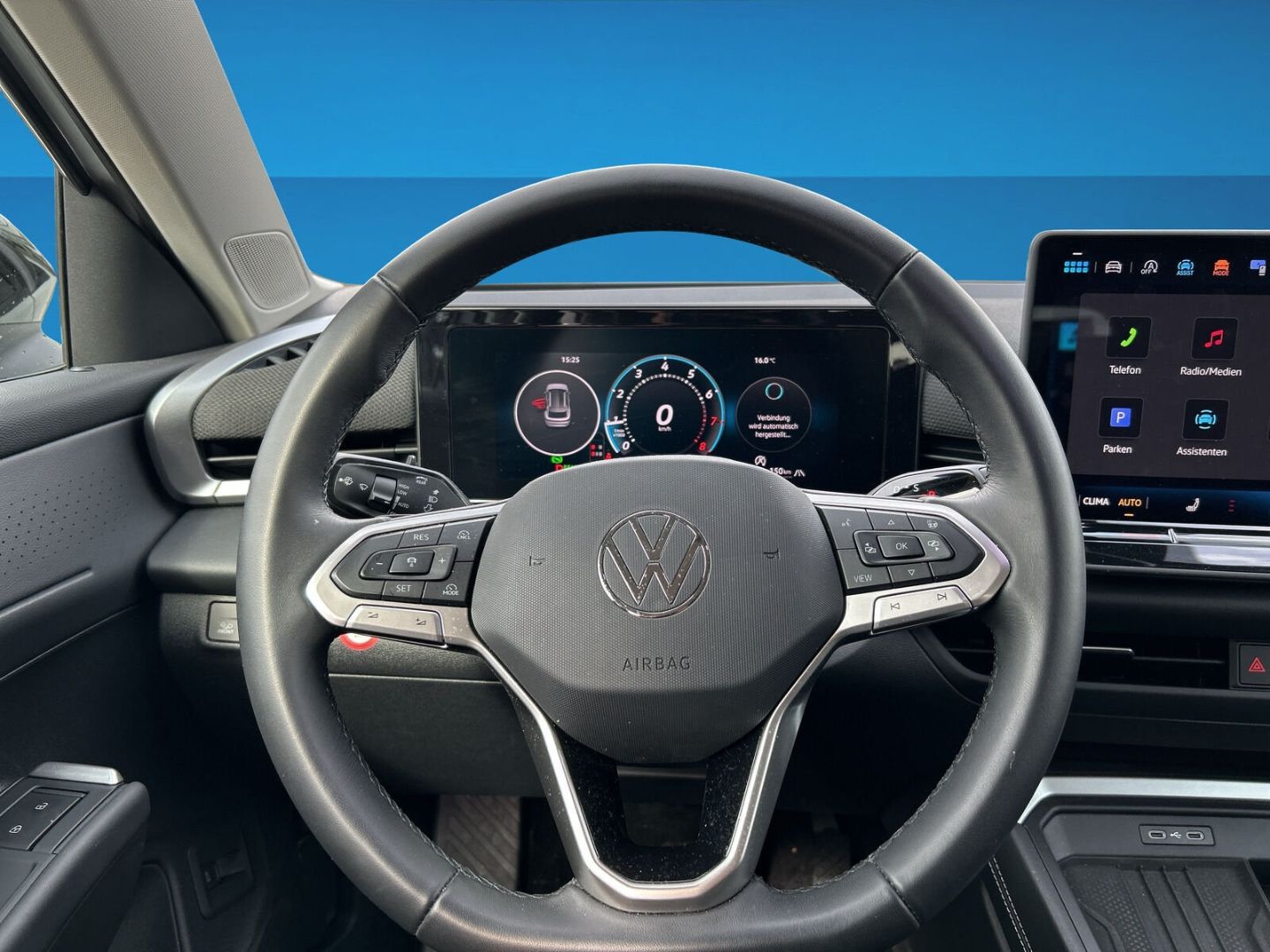 Fahrzeug 13 Fahrzeugabbildung Volkswagen T-Roc 1.5 eTSI 85 kW Style HUD AHK-el. klappb. N - mit KI generiert/bearbeitet