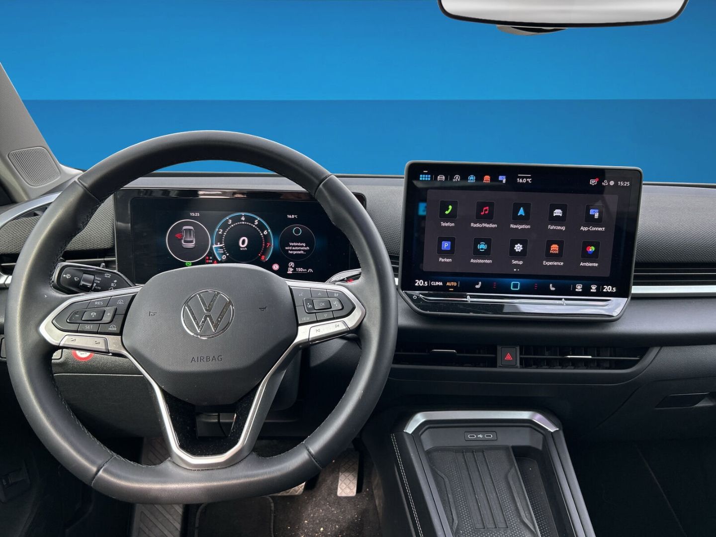 Fahrzeug 14 Fahrzeugabbildung Volkswagen T-Roc 1.5 eTSI 85 kW Style HUD AHK-el. klappb. N - mit KI generiert/bearbeitet