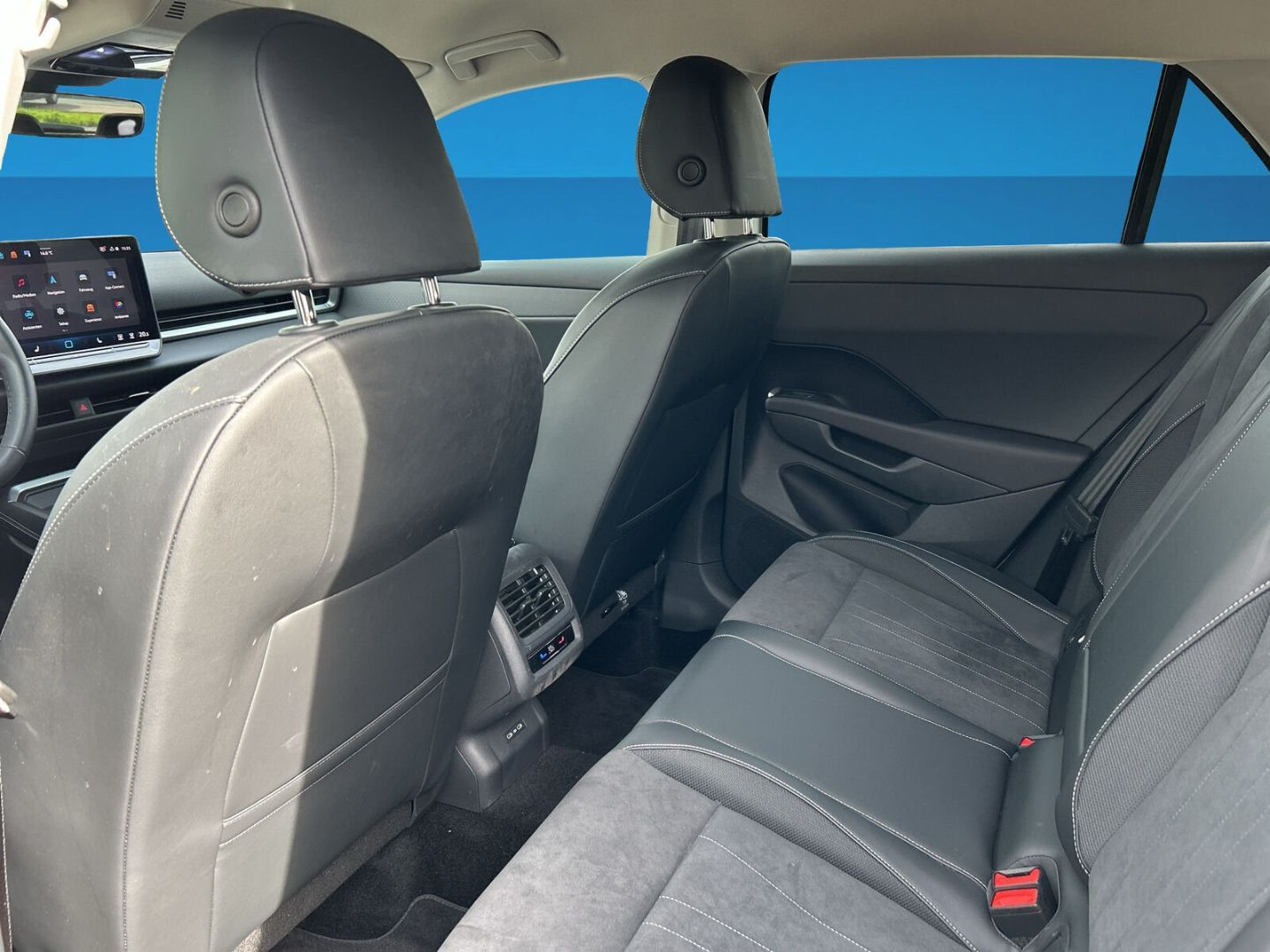 Fahrzeug 15 Fahrzeugabbildung Volkswagen T-Roc 1.5 eTSI 85 kW Style HUD AHK-el. klappb. N - mit KI generiert/bearbeitet