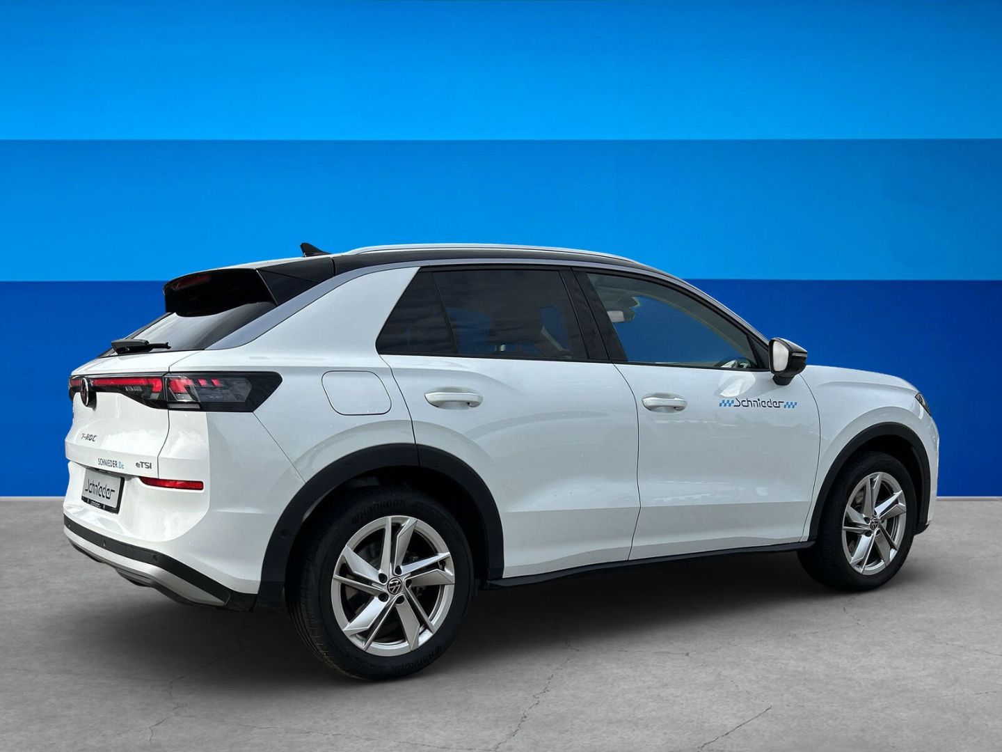 Fahrzeug 7 Fahrzeugabbildung Volkswagen T-Roc 1.5 eTSI 85 kW Style HUD AHK-el. klappb. N - mit KI generiert/bearbeitet