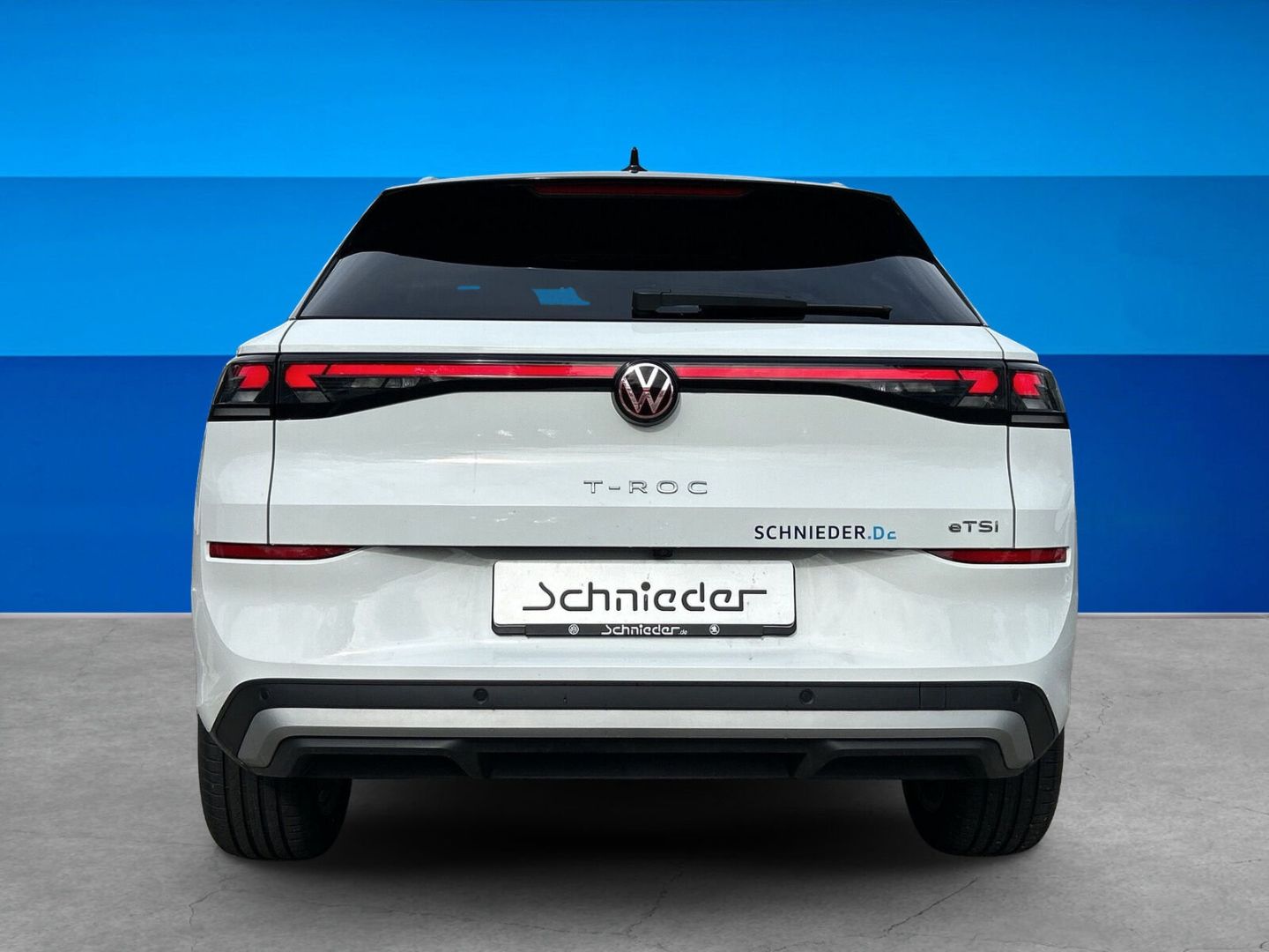 Fahrzeug 9 Fahrzeugabbildung Volkswagen T-Roc 1.5 eTSI 85 kW Style HUD AHK-el. klappb. N - mit KI generiert/bearbeitet