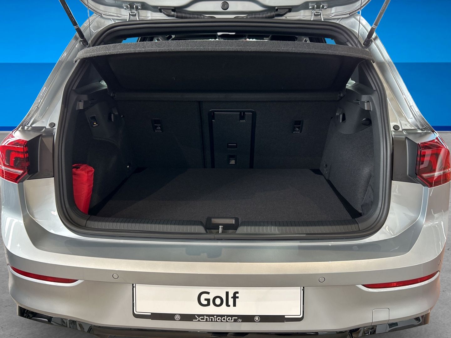 Fahrzeug 11 Fahrzeugabbildung Volkswagen Golf R-Line 1,5 l eTSI PANO BUSINESS PREMIUM REA - mit KI generiert/bearbeitet