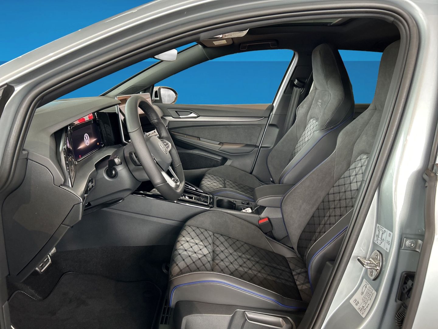 Fahrzeug 12 Fahrzeugabbildung Volkswagen Golf R-Line 1,5 l eTSI PANO BUSINESS PREMIUM REA - mit KI generiert/bearbeitet
