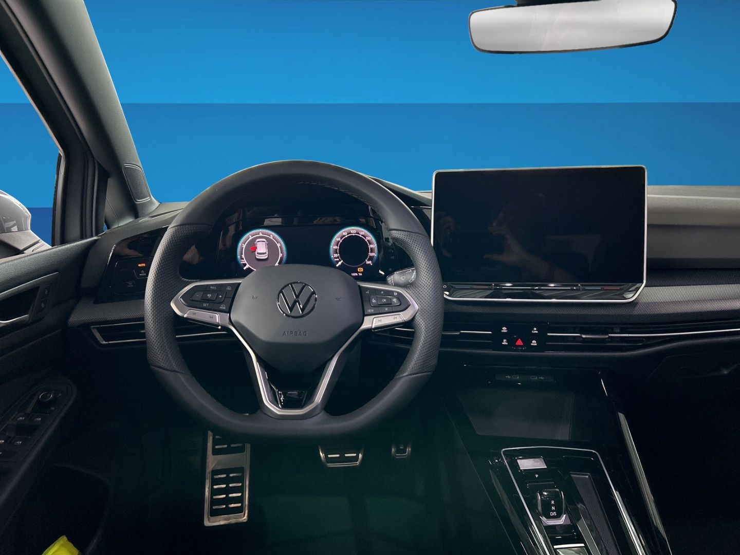 Fahrzeug 13 Fahrzeugabbildung Volkswagen Golf R-Line 1,5 l eTSI PANO BUSINESS PREMIUM REA - mit KI generiert/bearbeitet