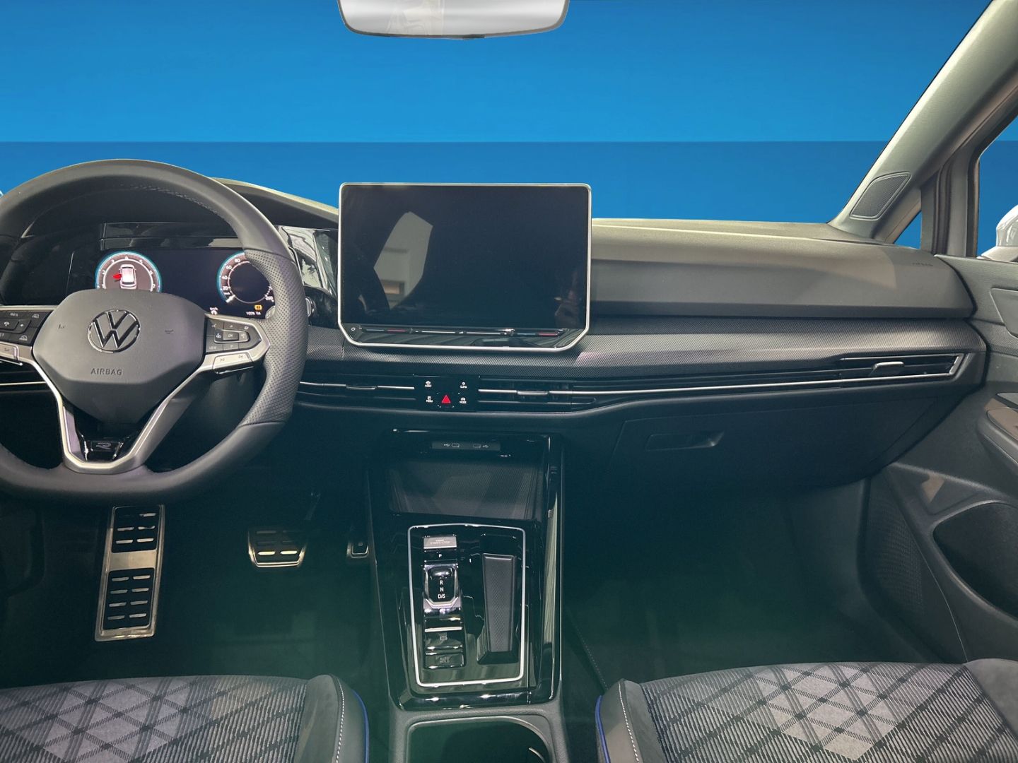 Fahrzeug 14 Fahrzeugabbildung Volkswagen Golf R-Line 1,5 l eTSI PANO BUSINESS PREMIUM REA - mit KI generiert/bearbeitet