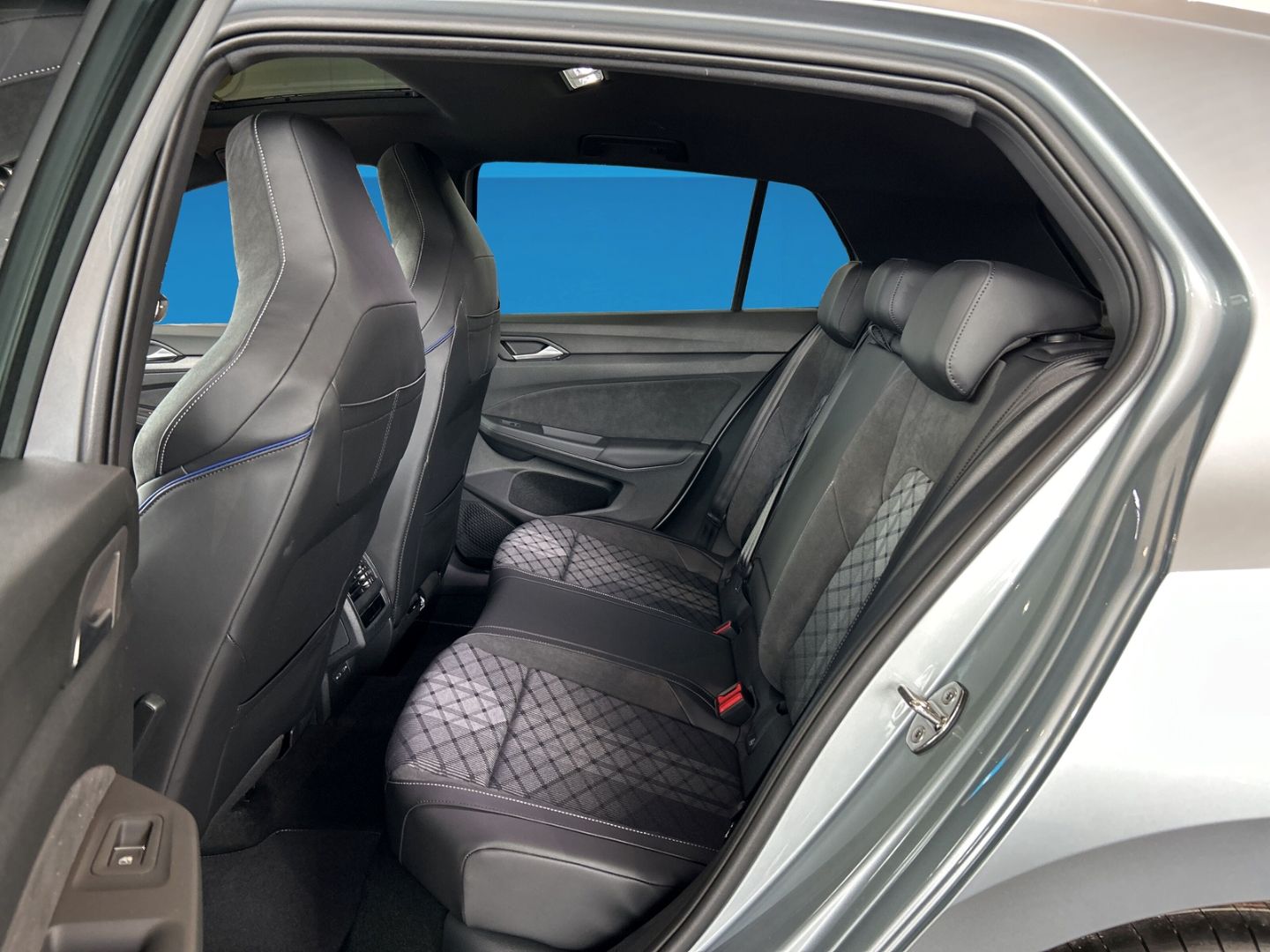 Fahrzeug 15 Fahrzeugabbildung Volkswagen Golf R-Line 1,5 l eTSI PANO BUSINESS PREMIUM REA - mit KI generiert/bearbeitet