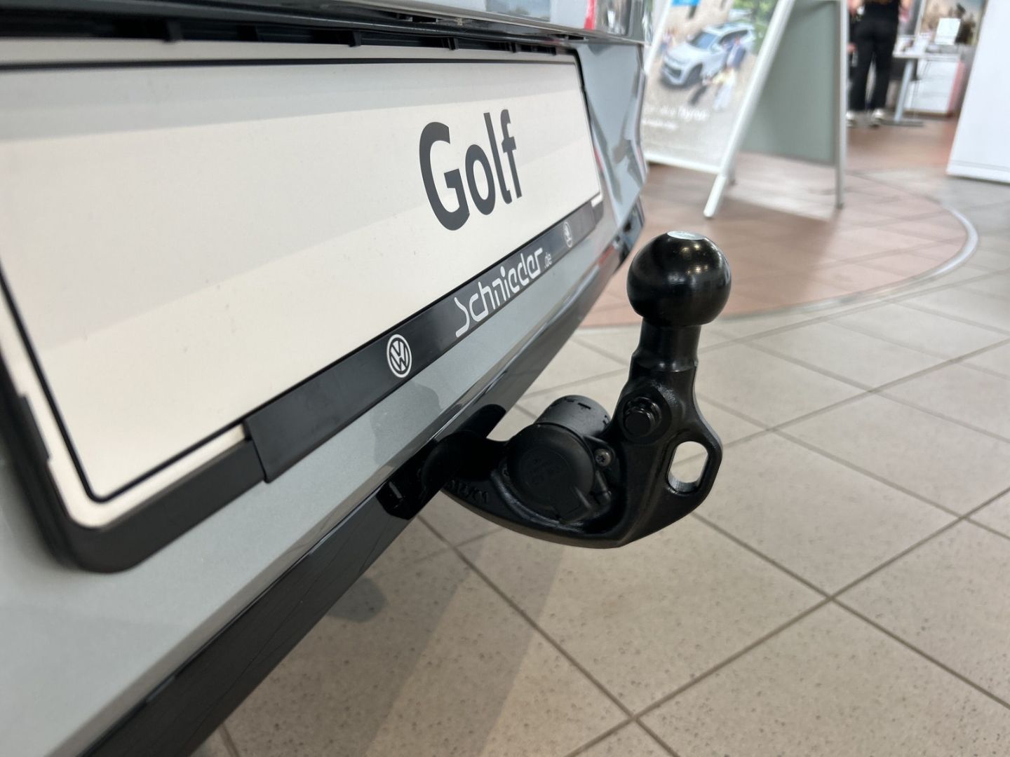 Fahrzeug 16 Fahrzeugabbildung Volkswagen Golf R-Line 1,5 l eTSI PANO BUSINESS PREMIUM REA - mit KI generiert/bearbeitet