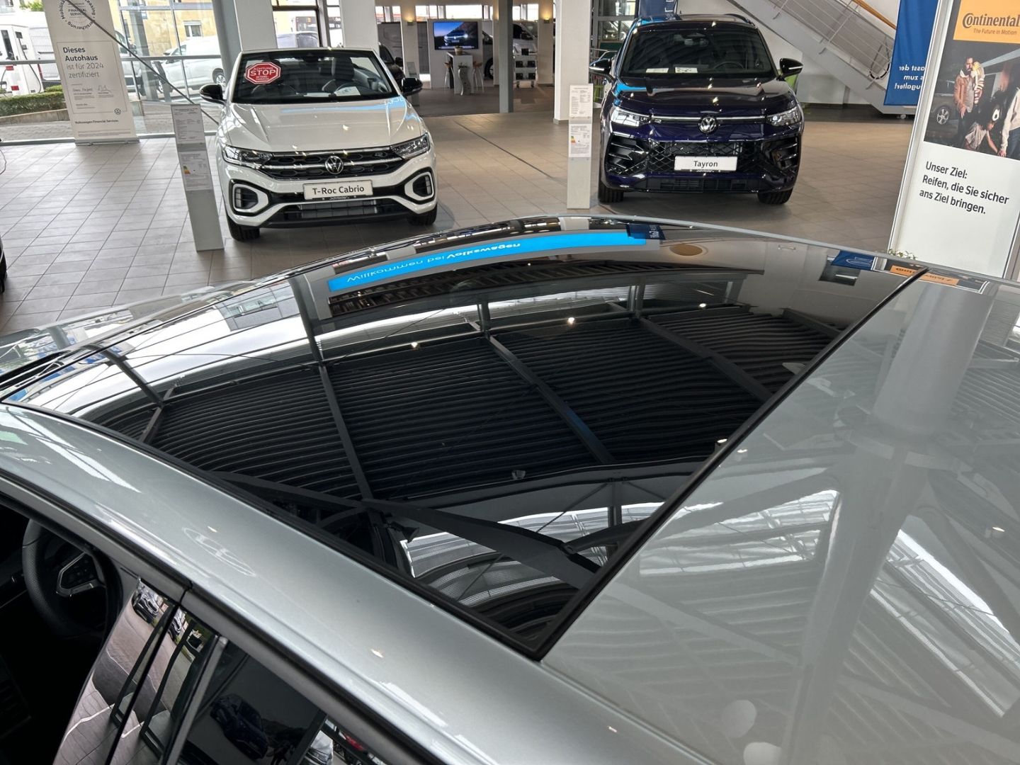 Fahrzeug 17 Fahrzeugabbildung Volkswagen Golf R-Line 1,5 l eTSI PANO BUSINESS PREMIUM REA - mit KI generiert/bearbeitet