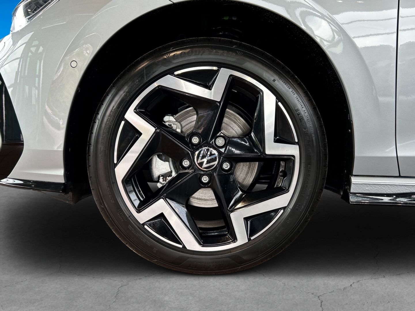 Fahrzeug 10 Fahrzeugabbildung Volkswagen Golf R-Line 1,5 l eTSI PANO BUSINESS PREMIUM REA - mit KI generiert/bearbeitet