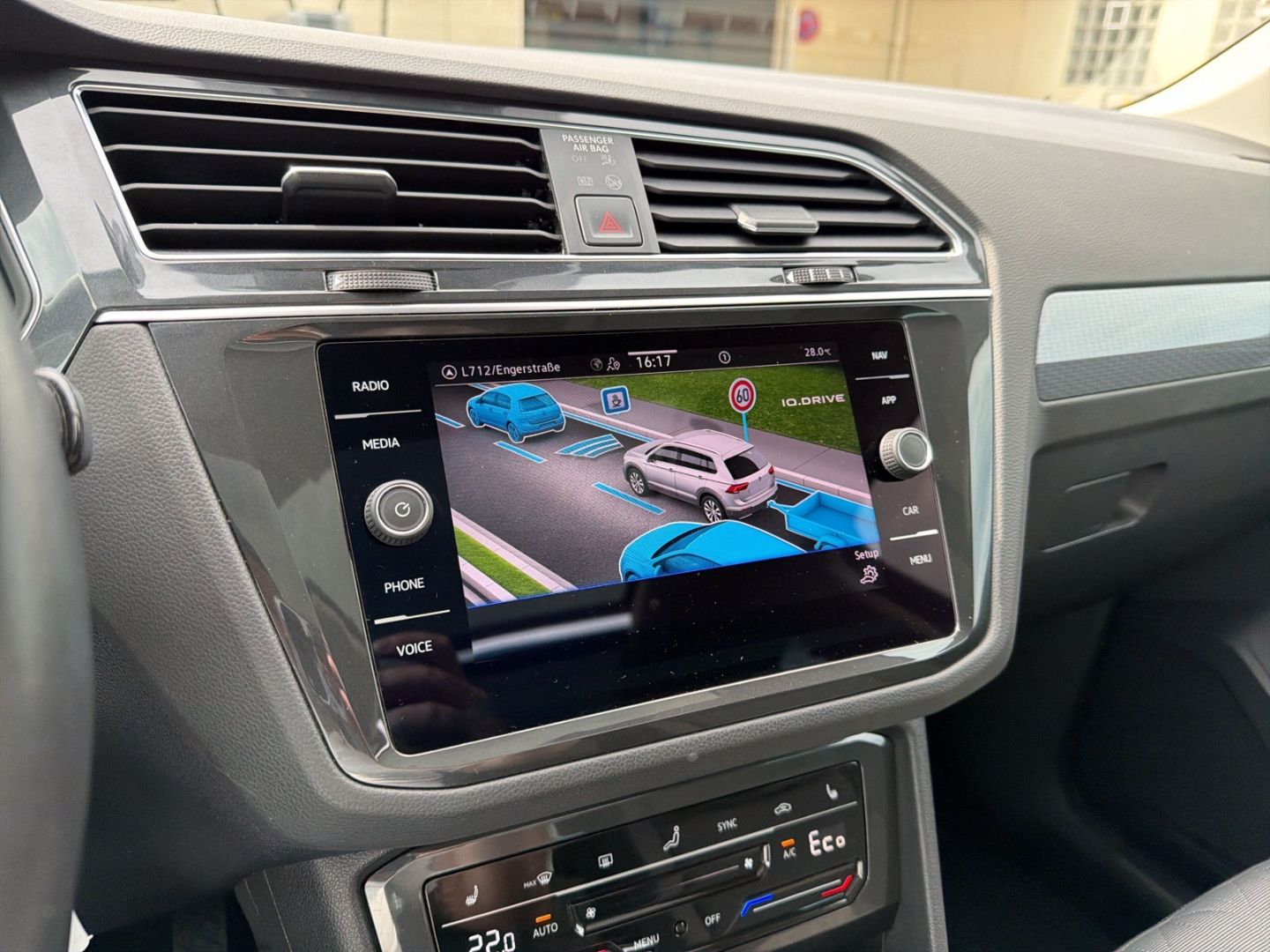 Fahrzeugabbildung Volkswagen Tiguan 1.4 TSI eHybrid Life Area View Pano AHK