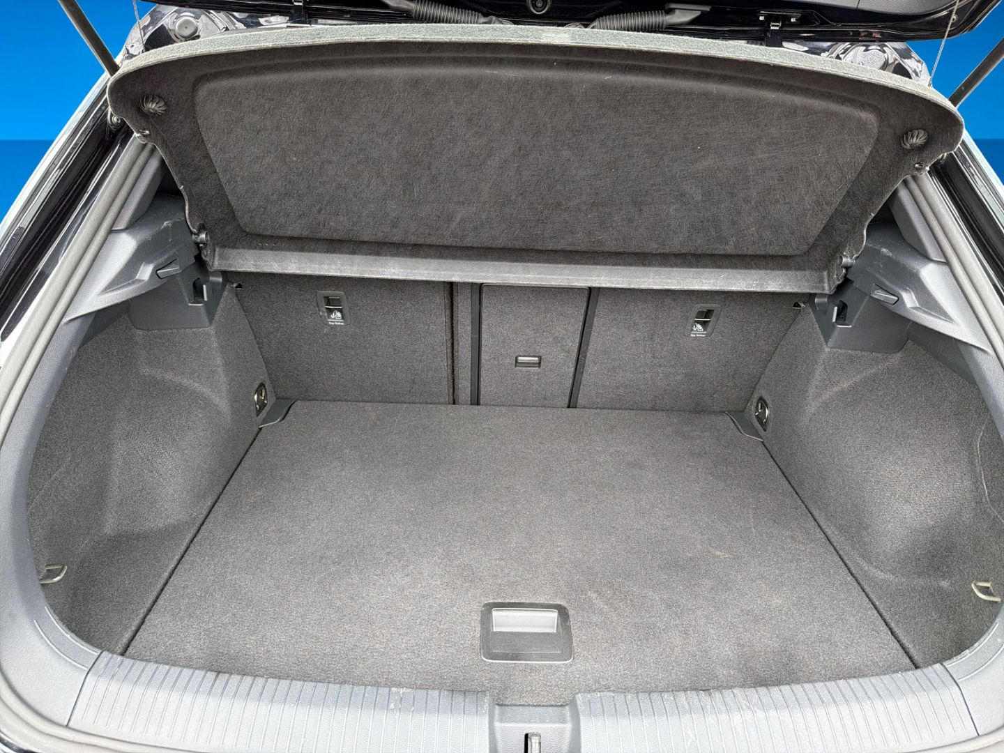 Fahrzeug 11 Fahrzeugabbildung Volkswagen T-Roc 2.0 TSI R-Line 4Motion Beats Matrix Clima