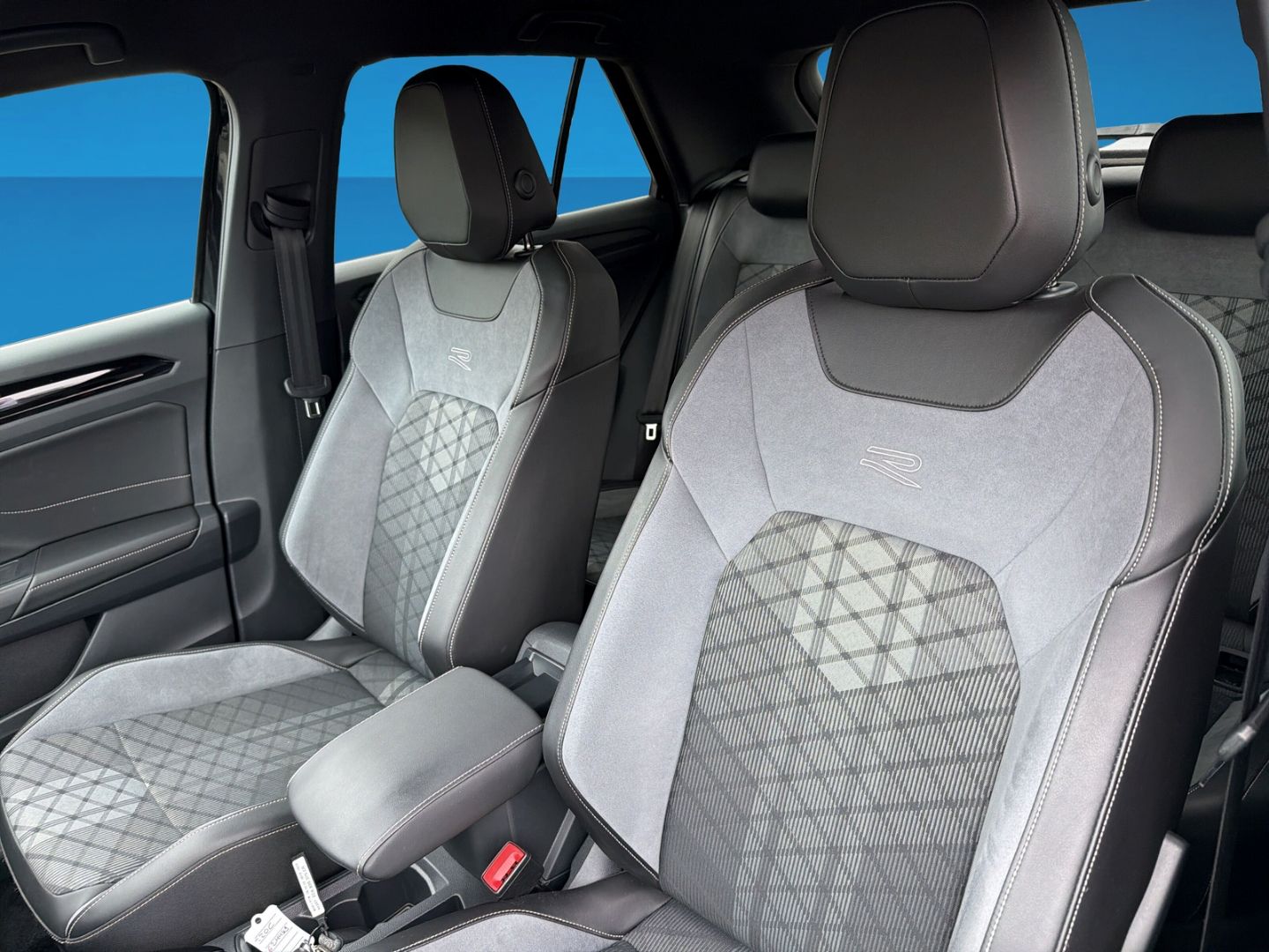 Fahrzeug 15 Fahrzeugabbildung Volkswagen T-Roc 2.0 TSI R-Line 4Motion Beats Matrix Clima