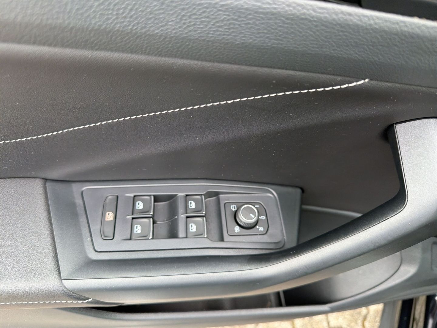 Fahrzeug 16 Fahrzeugabbildung Volkswagen T-Roc 2.0 TSI R-Line 4Motion Beats Matrix Clima