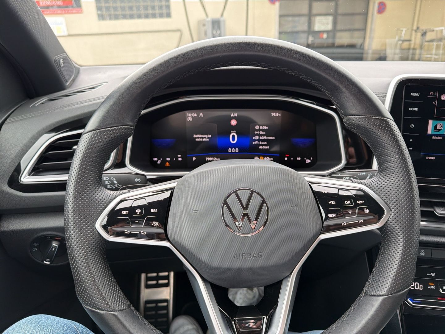 Fahrzeug 17 Fahrzeugabbildung Volkswagen T-Roc 2.0 TSI R-Line 4Motion Beats Matrix Clima
