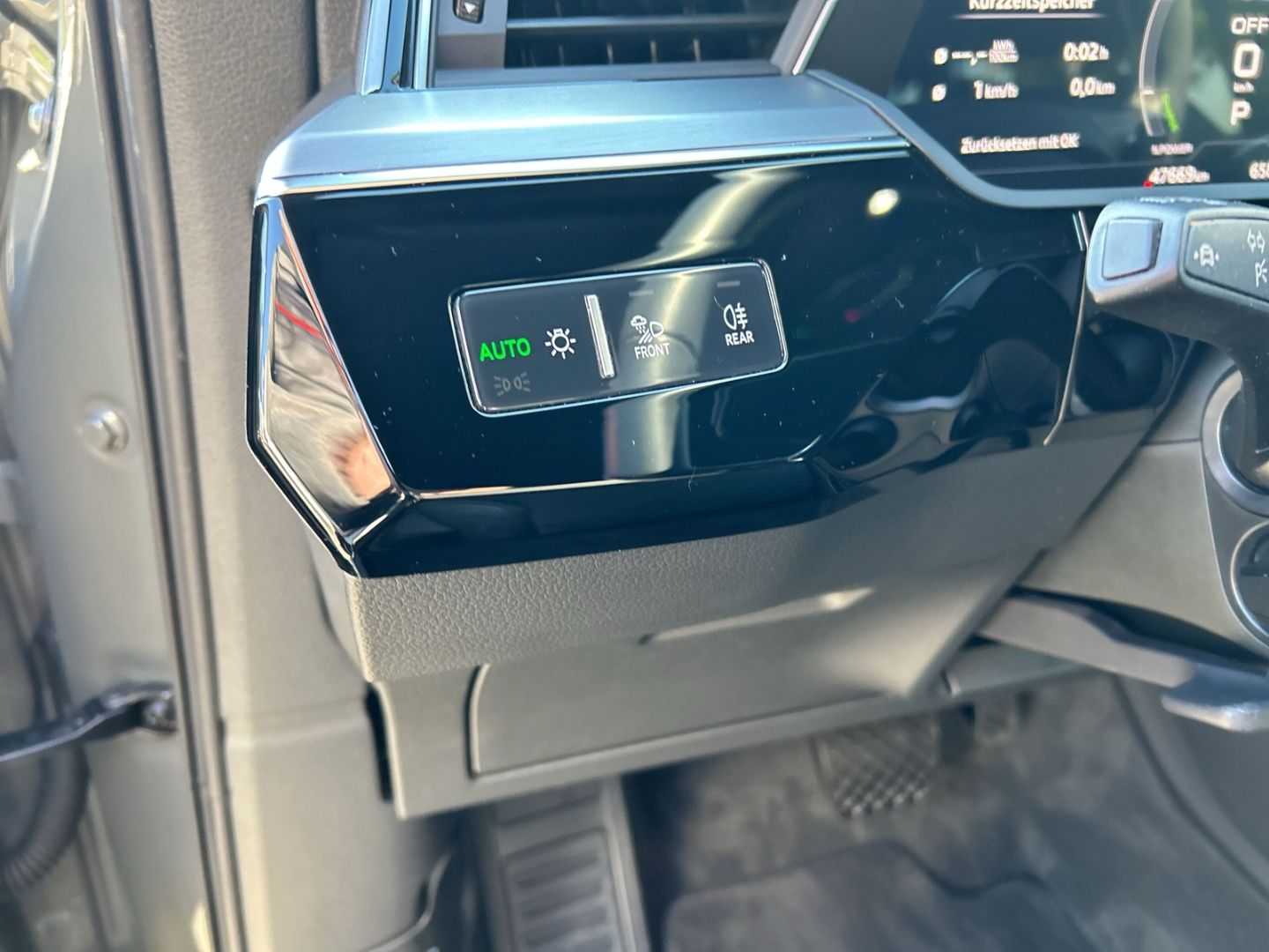 Fahrzeugabbildung Audi Q8 e-tron Sportback 50 LED Kamera Optik Paket Lu - mit KI generiert/bearbeitet