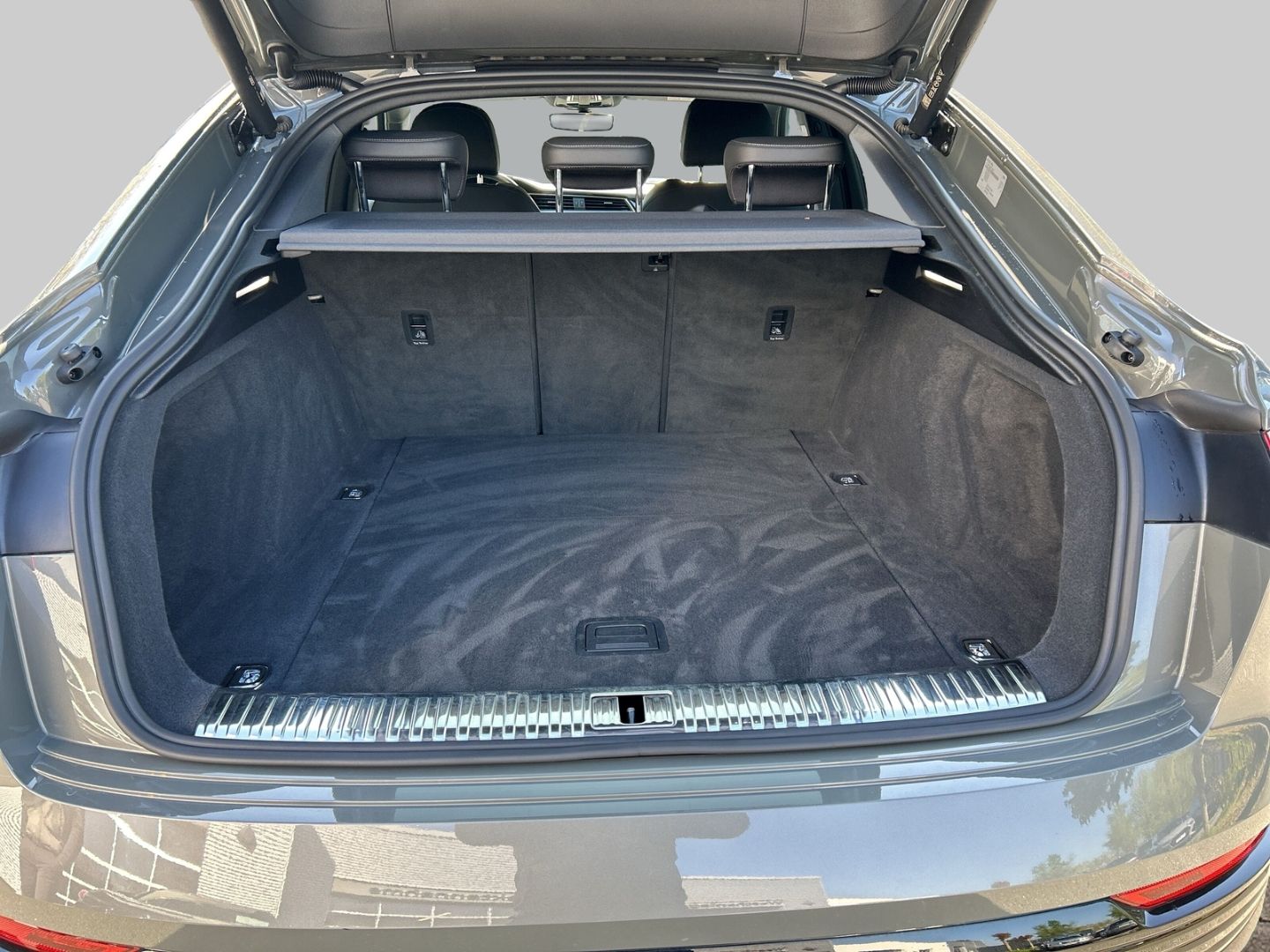 Fahrzeugabbildung Audi Q8 e-tron Sportback 50 LED Kamera Optik Paket Lu - mit KI generiert/bearbeitet