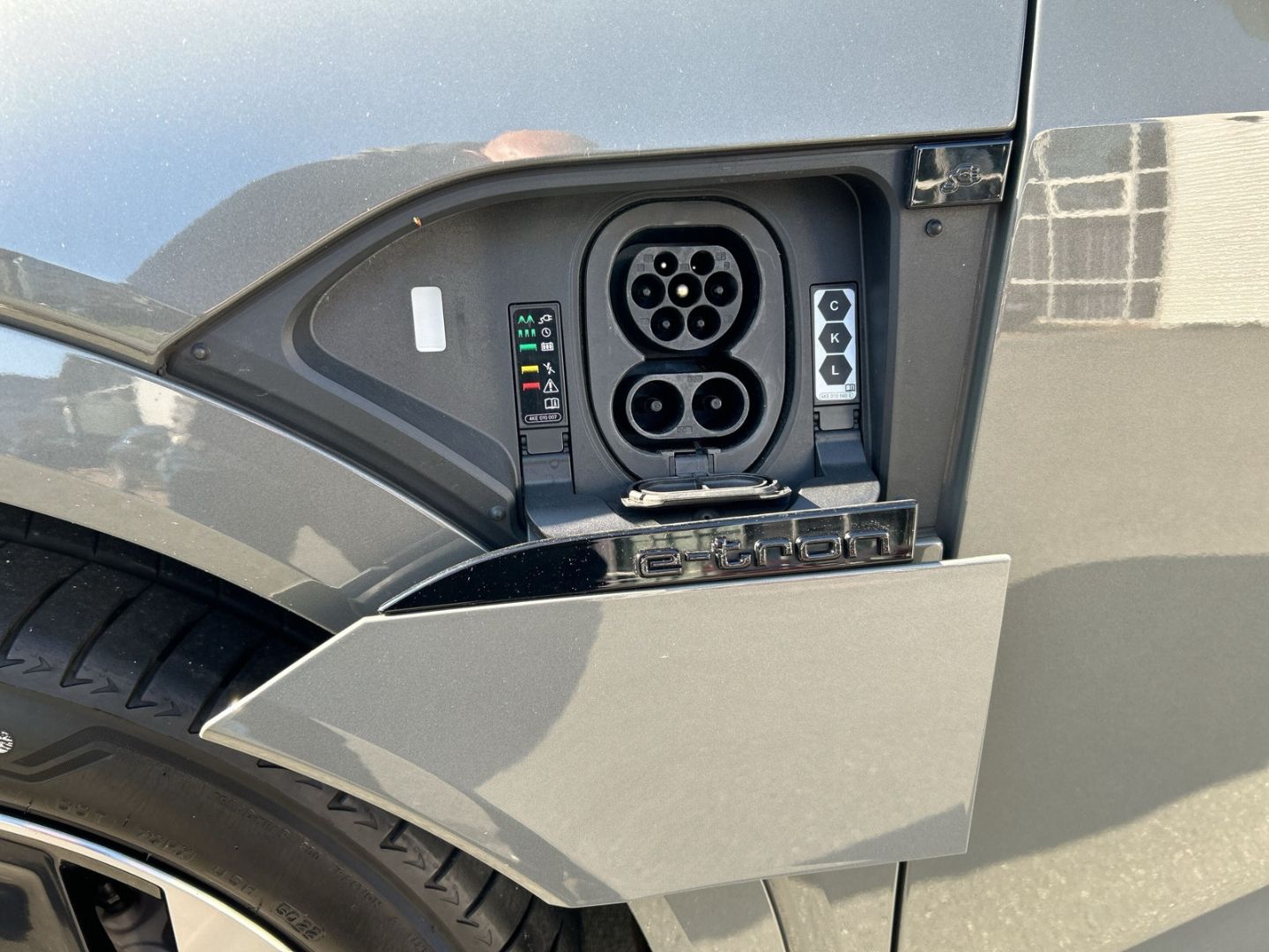 Fahrzeugabbildung Audi Q8 e-tron Sportback 50 LED Kamera Optik Paket Lu - mit KI generiert/bearbeitet