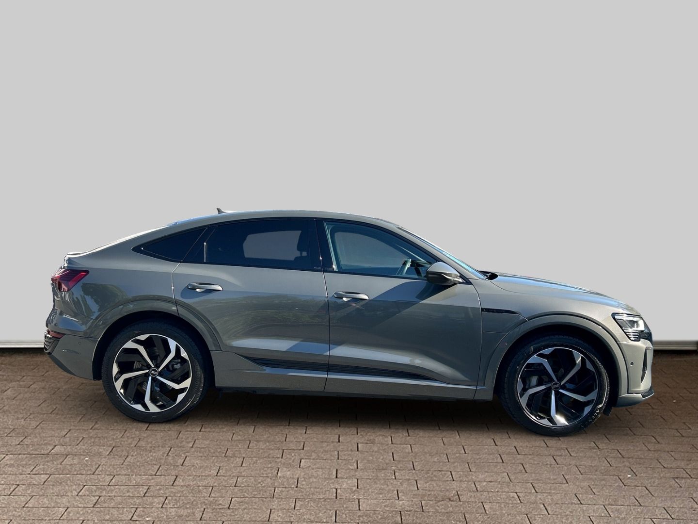 Fahrzeugabbildung Audi Q8 e-tron Sportback 50 LED Kamera Optik Paket Lu - mit KI generiert/bearbeitet