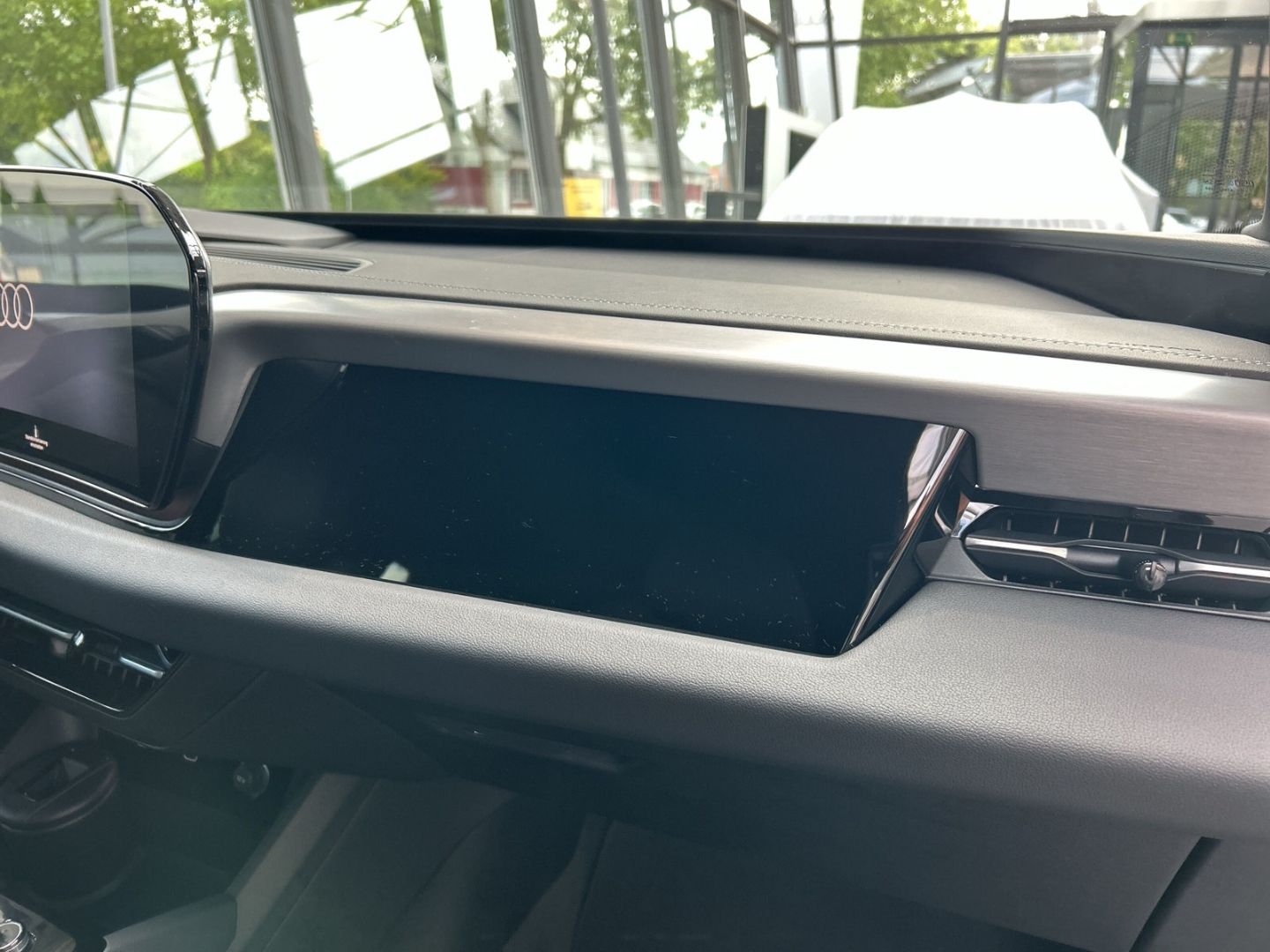 Fahrzeug 21 Fahrzeugabbildung Audi A6 e-tron AVANT 210 KW+LED+AHK+SHZ+HUD+TECH+CARP