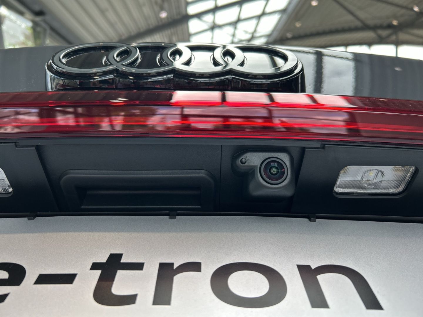 Fahrzeug 25 Fahrzeugabbildung Audi A6 e-tron AVANT 210 KW+LED+AHK+SHZ+HUD+TECH+CARP