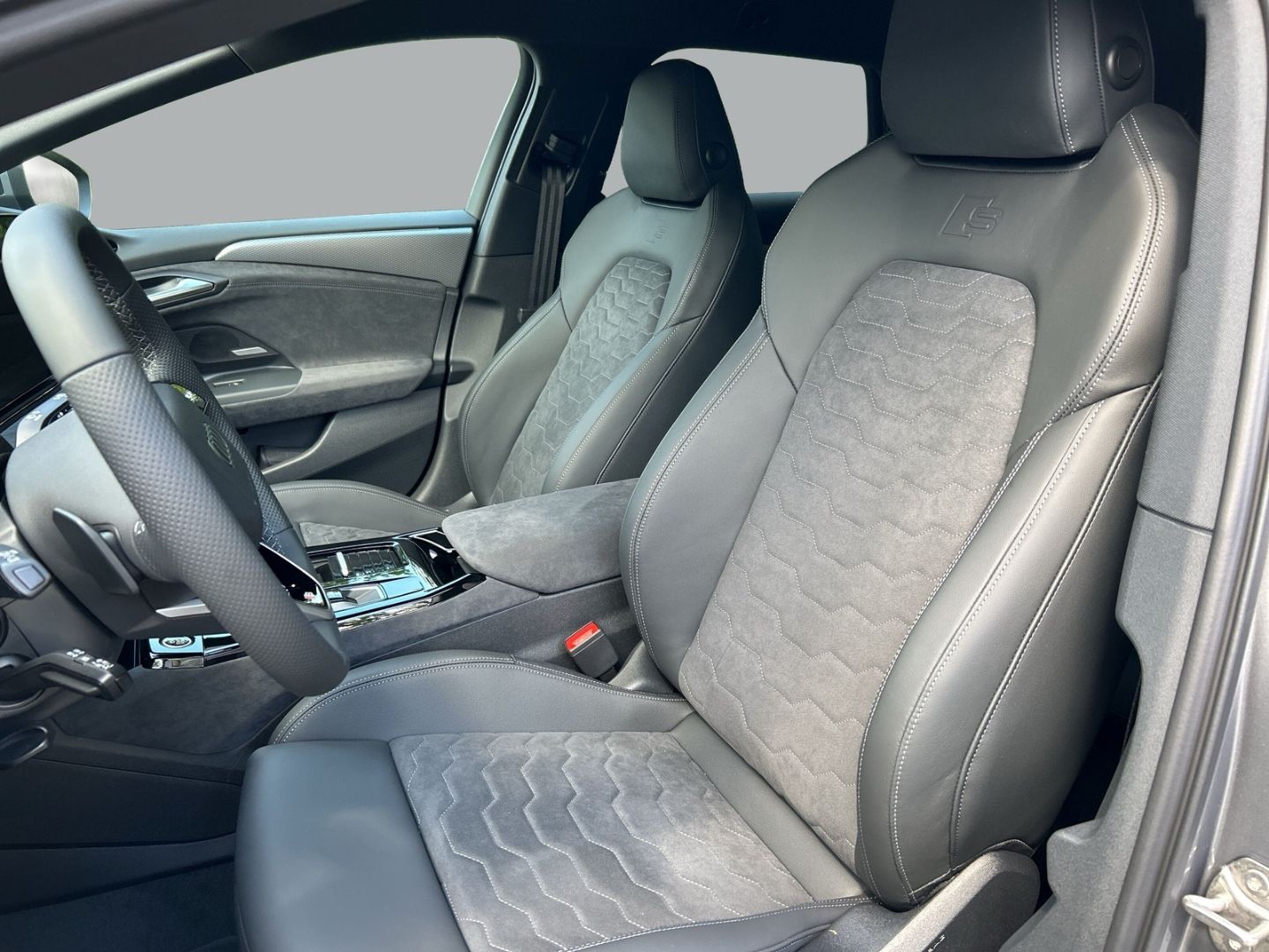 Fahrzeug 12 Fahrzeugabbildung Audi A6 e-tron AVANT QUATTRO+AHK+HUD+LUFT+LED+TECH PL