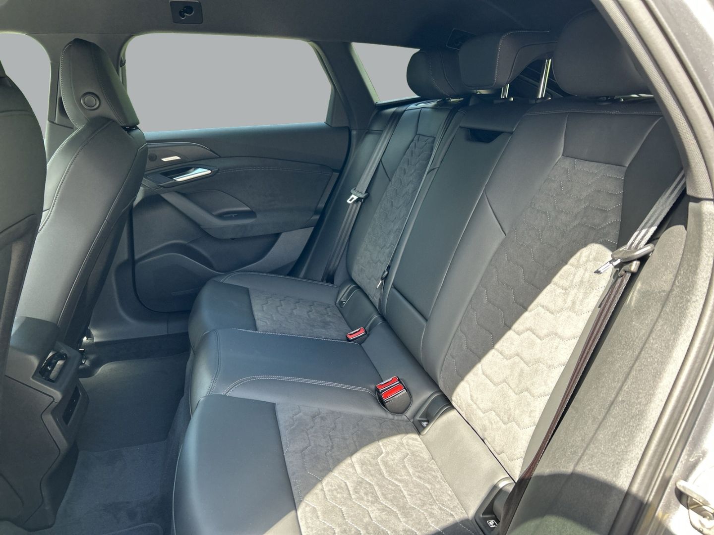 Fahrzeug 14 Fahrzeugabbildung Audi A6 e-tron AVANT QUATTRO+AHK+HUD+LUFT+LED+TECH PL
