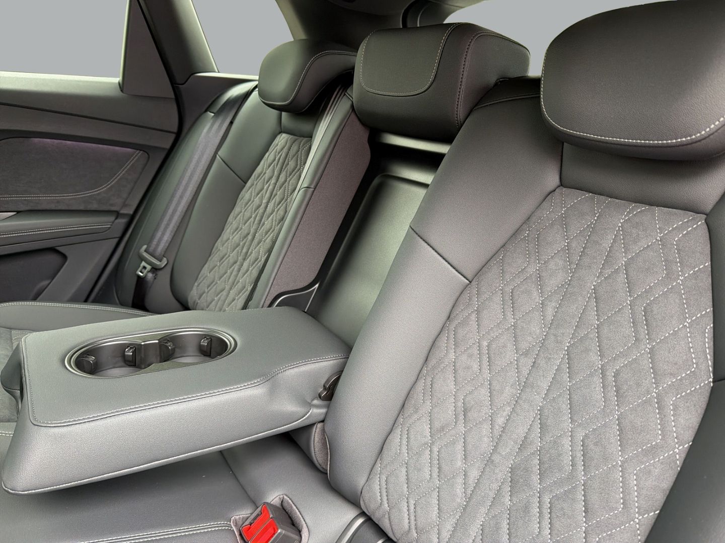 Fahrzeug 13 Fahrzeugabbildung Audi Q4 e-tron QUATTRO PER+250KW+AHK+LED+TECHPRO+PANO