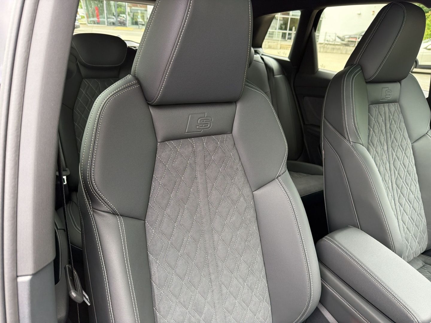 Fahrzeug 23 Fahrzeugabbildung Audi Q4 e-tron QUATTRO PER+250KW+AHK+LED+TECHPRO+PANO