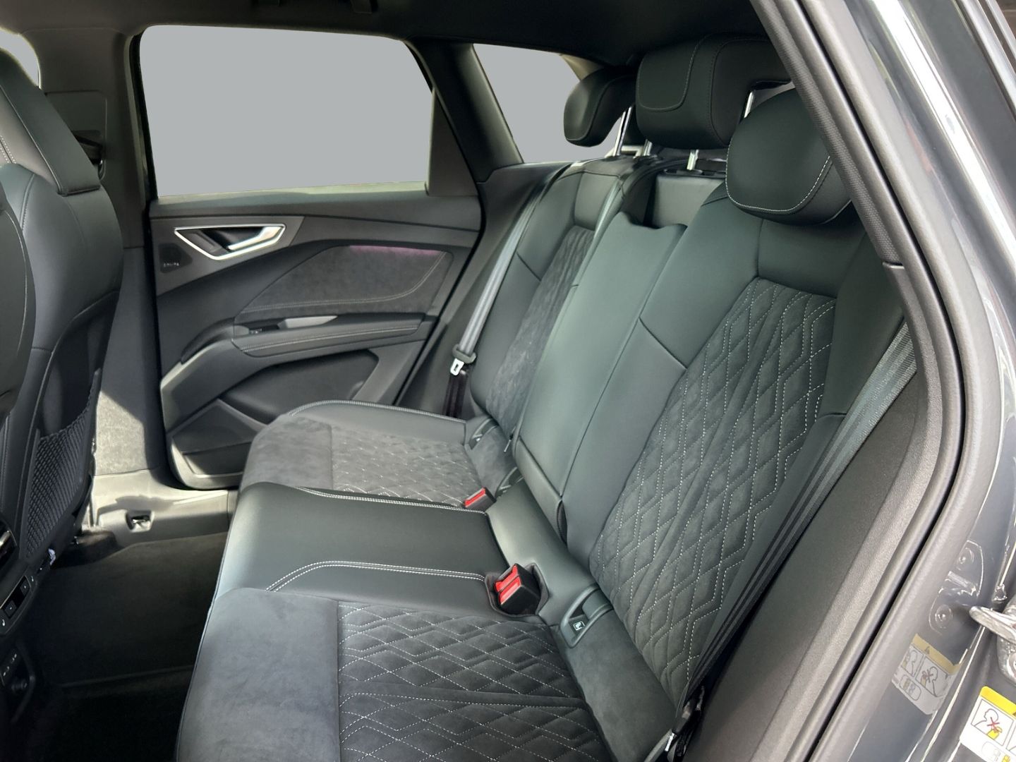 Fahrzeugabbildung Audi Q4 e-tron SUV210KW PERF.+SHZ+AHK+LED+PANO+TECHPL