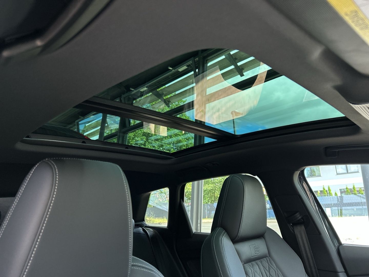 Fahrzeugabbildung Audi Q4 e-tron SUV210KW PERF.+SHZ+AHK+LED+PANO+TECHPL