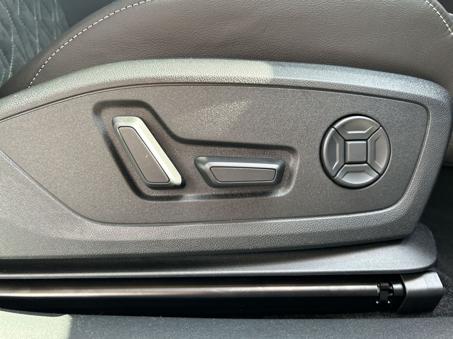 Fahrzeugabbildung Audi Q4 e-tron SUV210KW PERF.+SHZ+AHK+LED+PANO+TECHPL