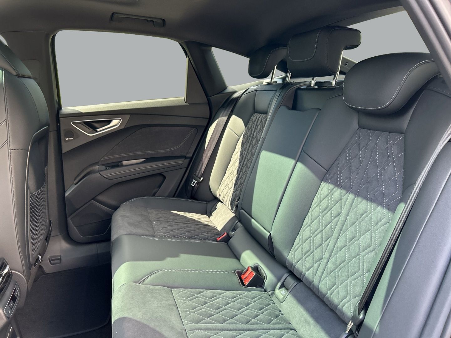 Fahrzeugabbildung Audi Q4 e-tron SPORTBACK QUATTRO 220KW+PANO+AHK+LED+T
