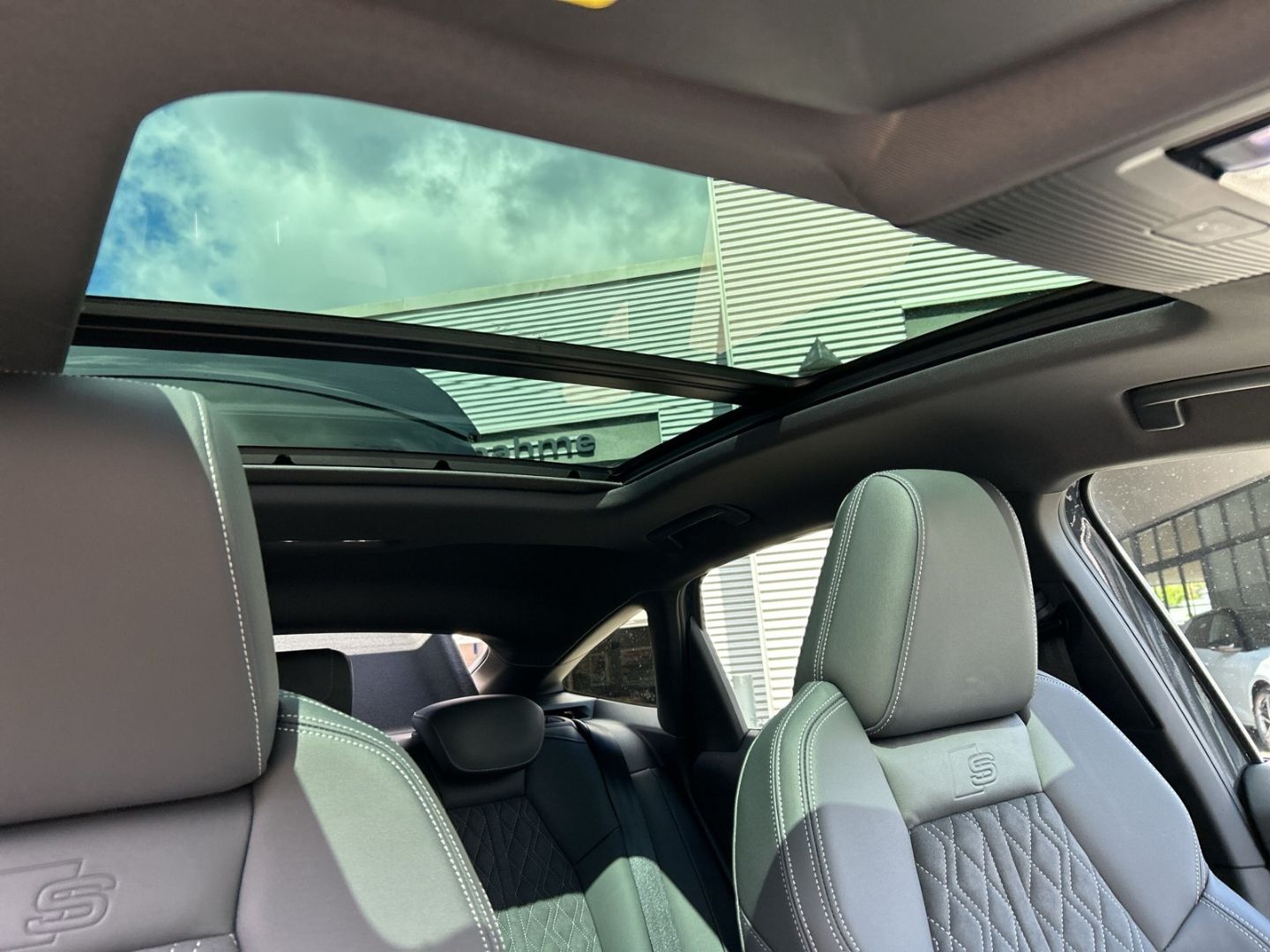 Fahrzeugabbildung Audi Q4 e-tron SPORTBACK QUATTRO 220KW+PANO+AHK+LED+T