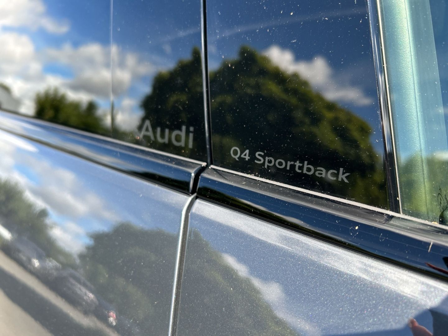 Fahrzeugabbildung Audi Q4 e-tron SPORTBACK QUATTRO 220KW+PANO+AHK+LED+T