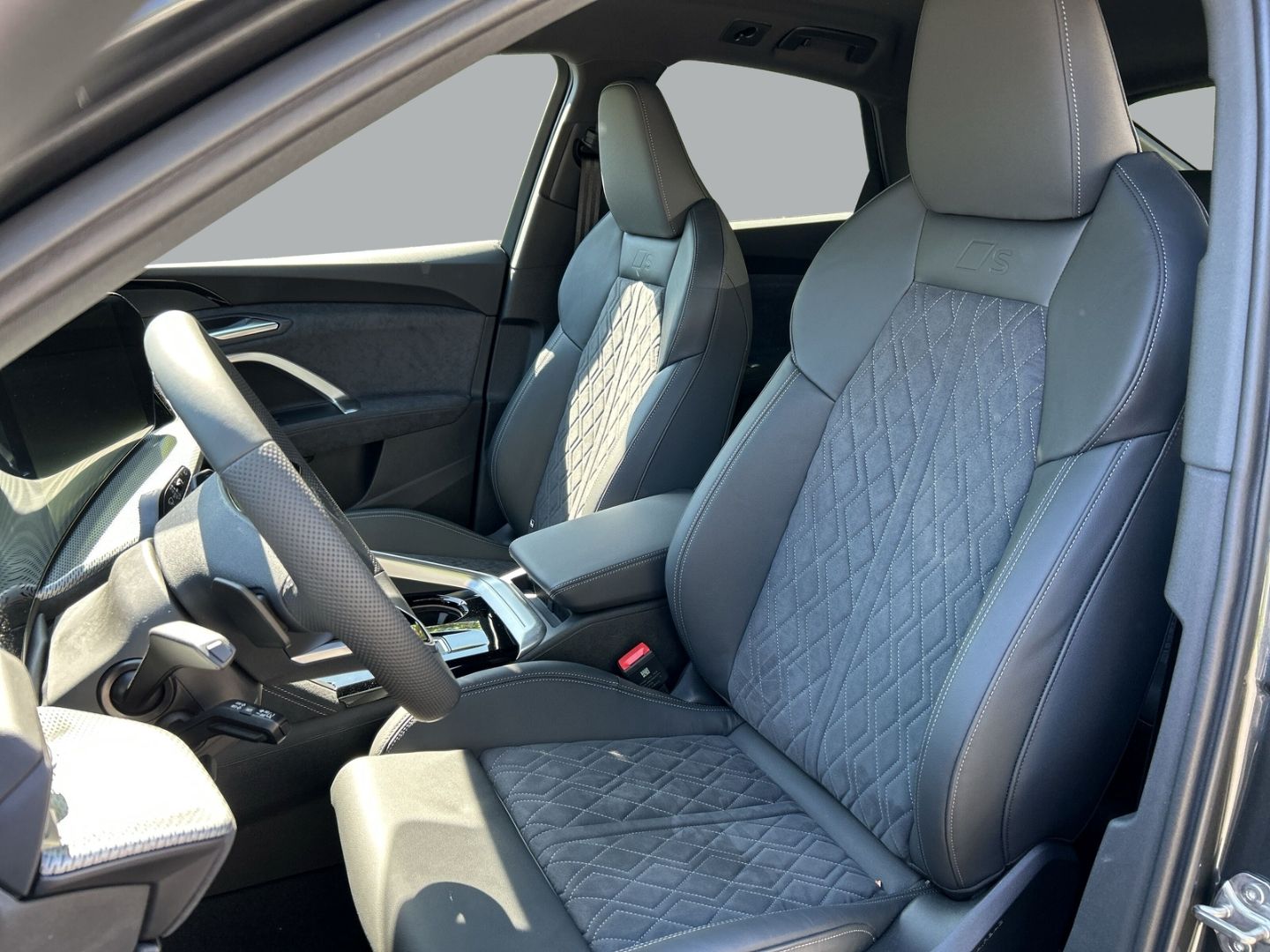 Fahrzeug 11 Fahrzeugabbildung Audi Q5 SPORTB.TFSI LED+MEMORY+LEDER+TECH PLUS+PARK L