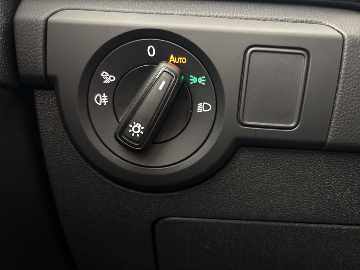Fahrzeug 21 Fahrzeugabbildung Volkswagen T-Cross Style 1.5l TSI TRAVEL COMFORT REAR VIEW