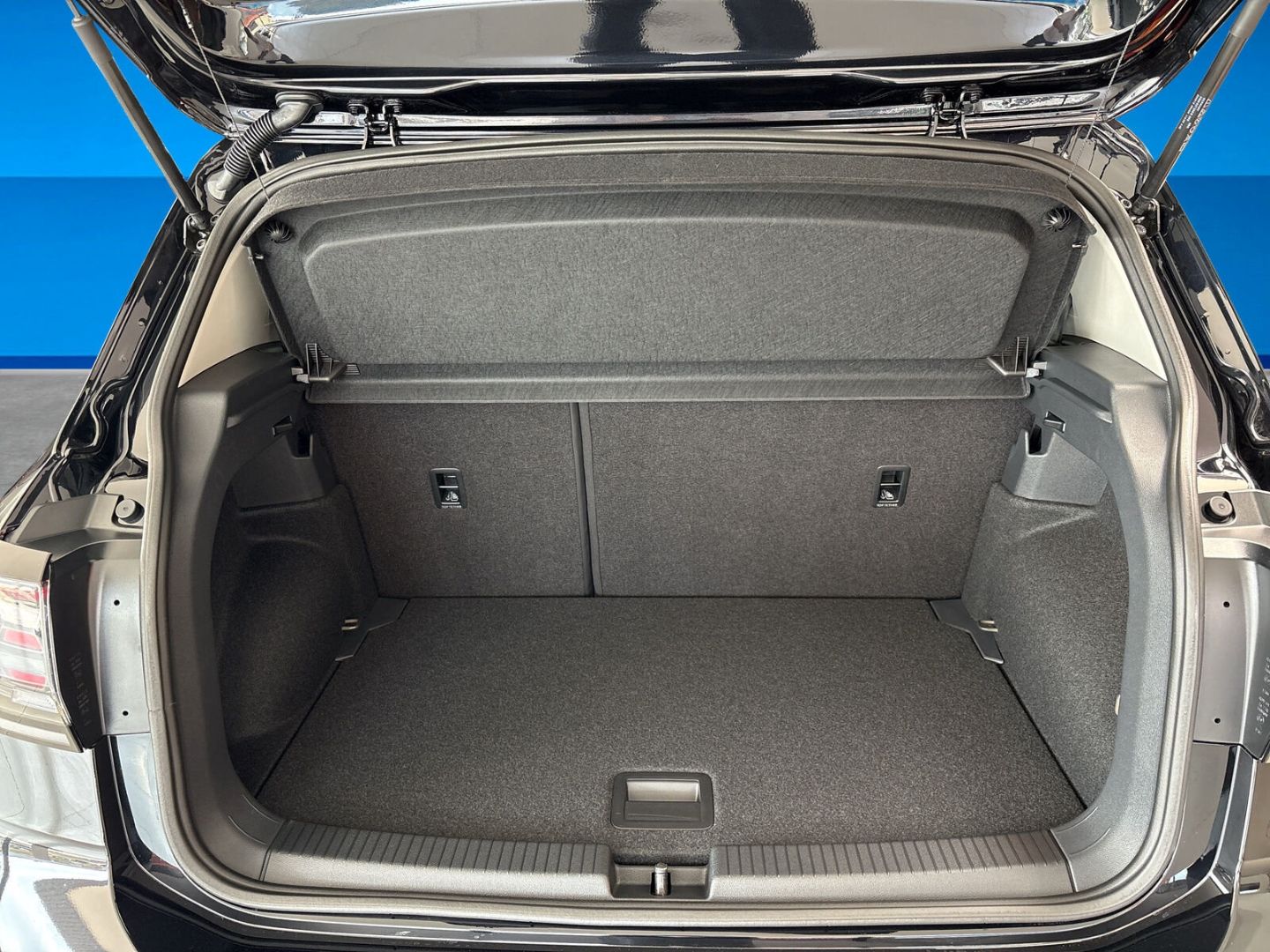 Fahrzeug 9 Fahrzeugabbildung Volkswagen T-Cross Style 1.5l TSI TRAVEL COMFORT REAR VIEW