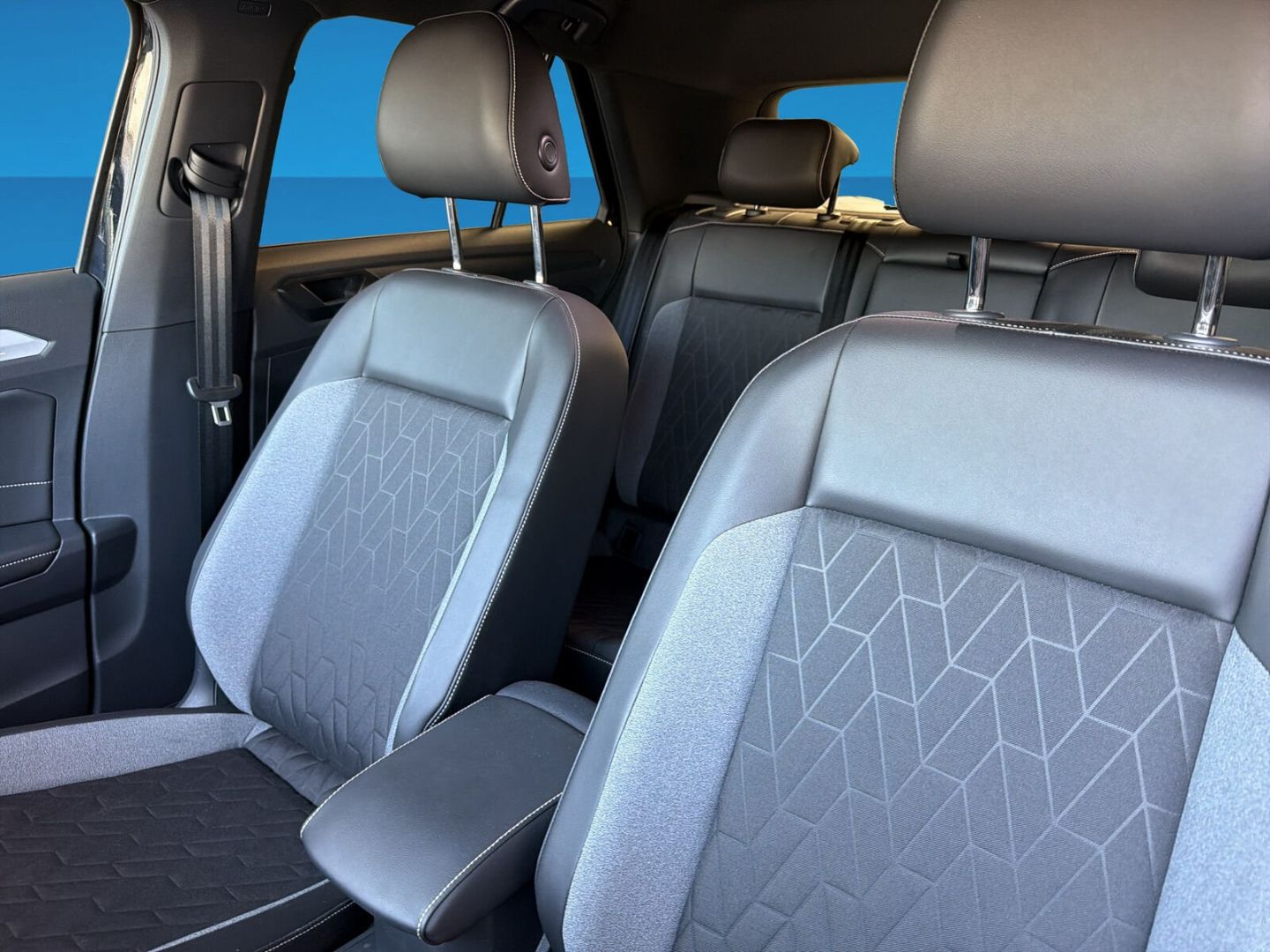 Fahrzeug 15 Fahrzeugabbildung Volkswagen T-Roc 1.5 TSI Goal RearView Clima Navi LED-Plus
