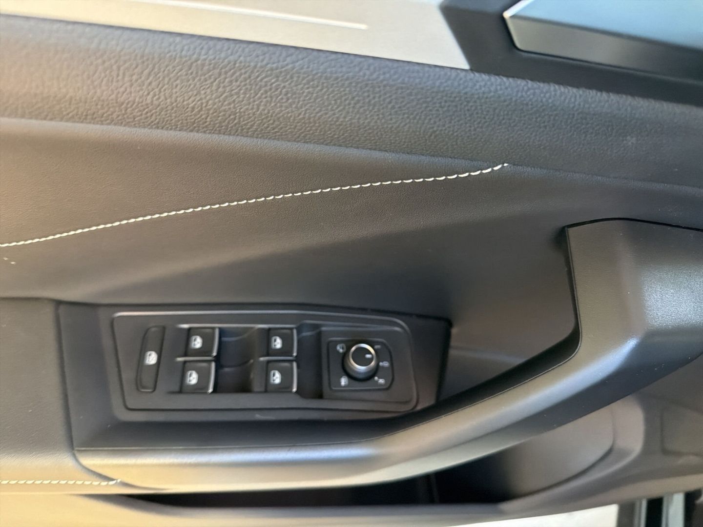 Fahrzeug 16 Fahrzeugabbildung Volkswagen T-Roc 1.5 TSI Goal RearView Clima Navi LED-Plus
