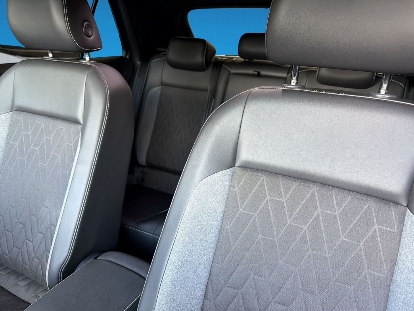 Fahrzeugabbildung Volkswagen T-Roc 1.5 TSI Goal Rear View Clima LED Navi