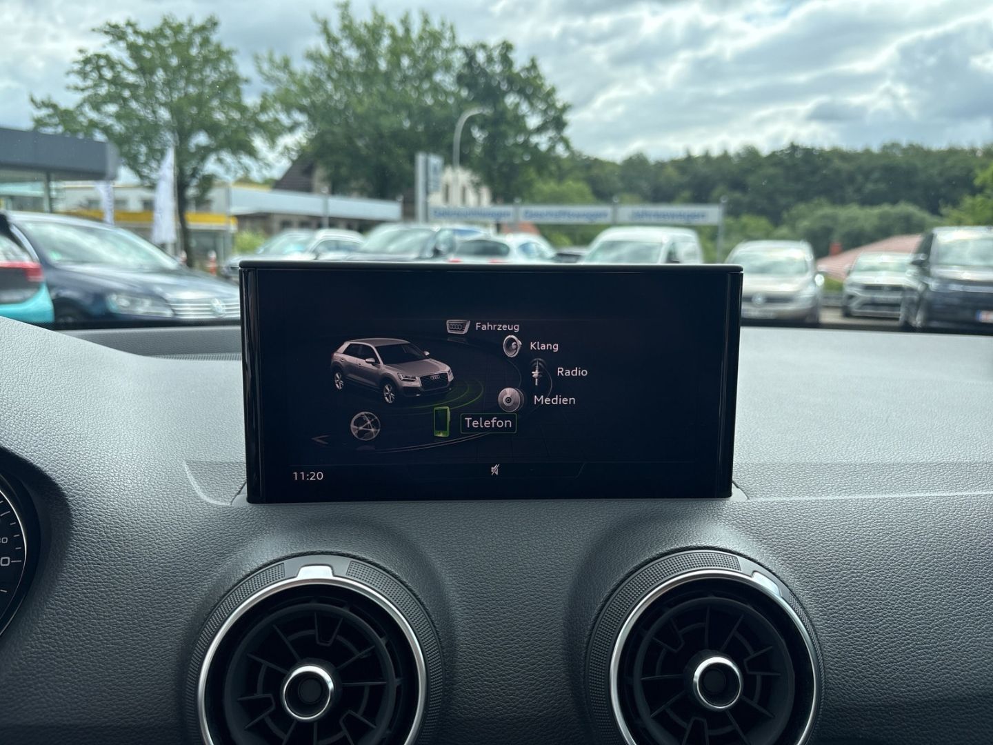 Fahrzeug 15 Fahrzeugabbildung Audi Q2 35 TFSI DSG B.O. CAM SHZ CARPLAY ALLWETTER