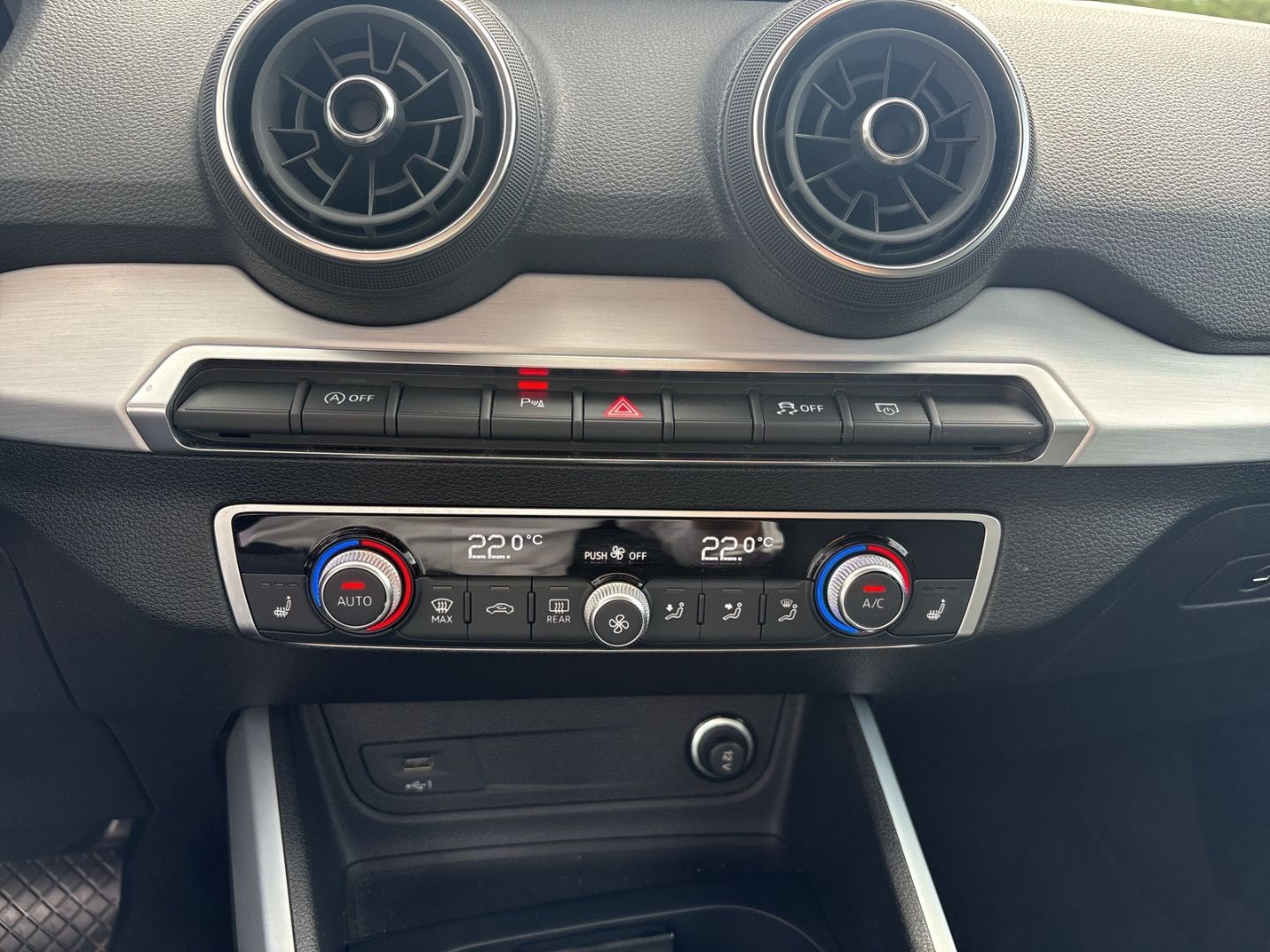 Fahrzeug 18 Fahrzeugabbildung Audi Q2 35 TFSI DSG B.O. CAM SHZ CARPLAY ALLWETTER