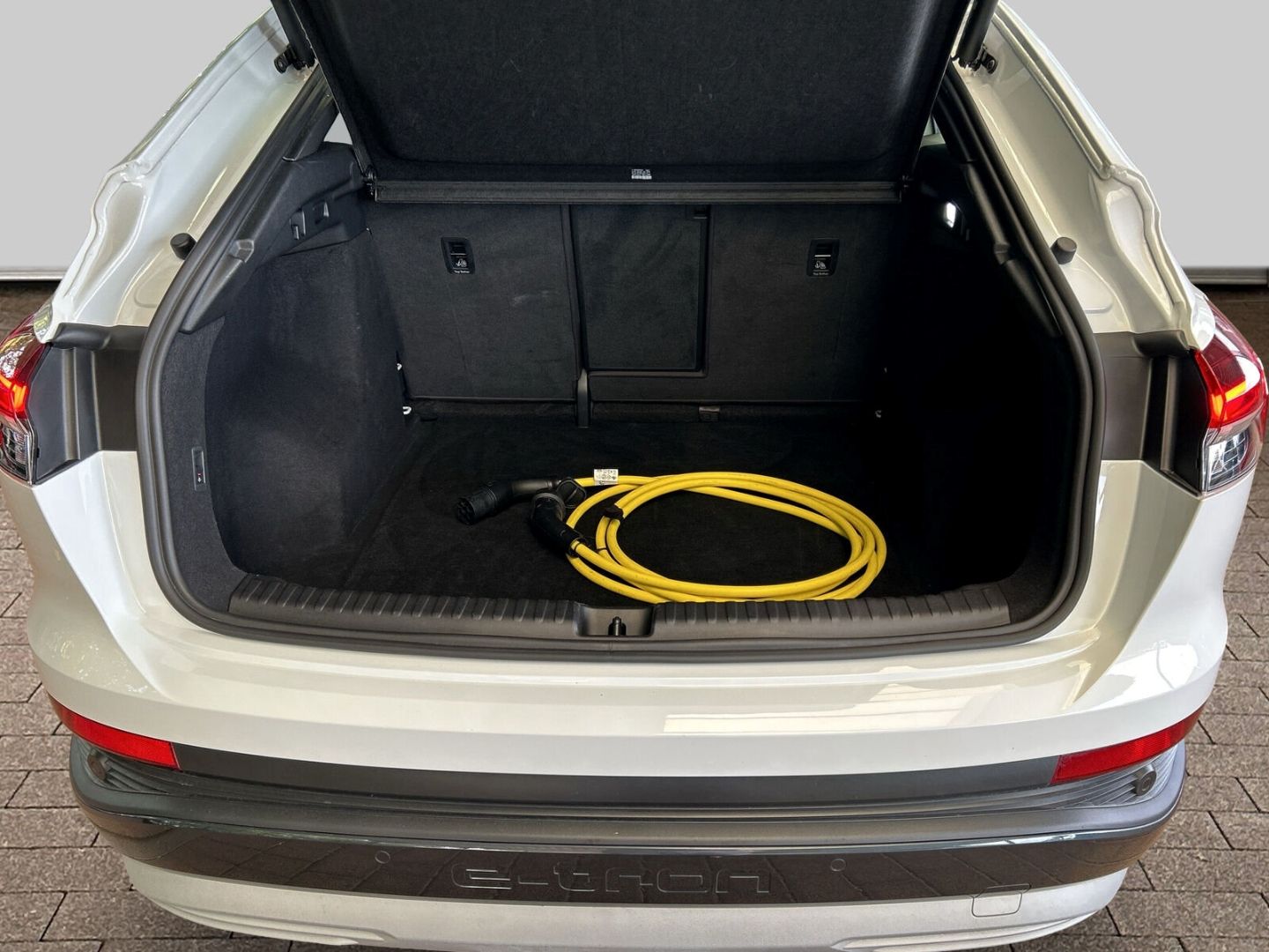 Fahrzeug 18 Fahrzeugabbildung Audi Q4 40 Sportback S Line Matrix LED Pano Wärmepump