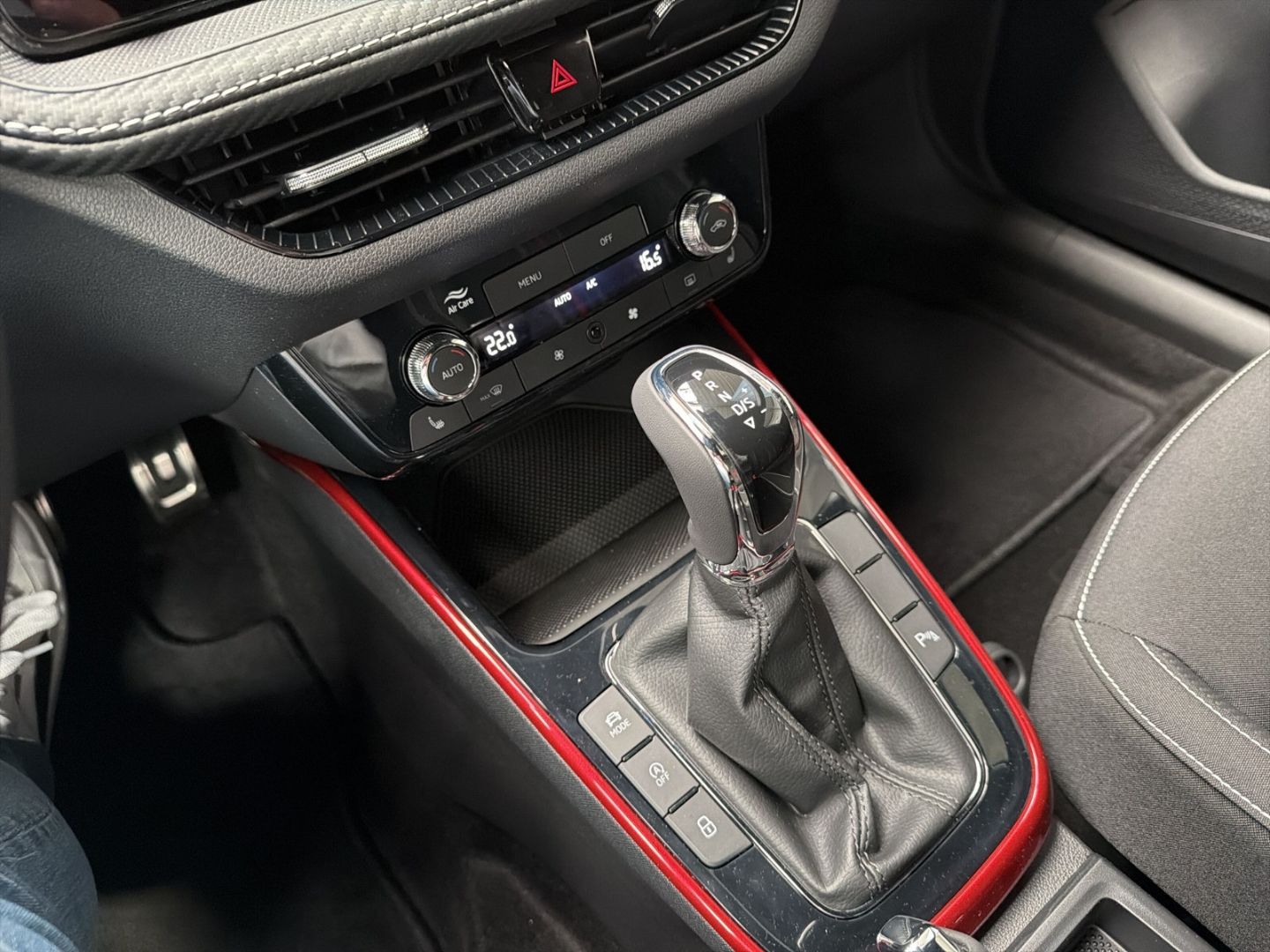 Fahrzeug 21 Fahrzeugabbildung SKODA Fabia 1.0 TSI Monte Carlo Virtual Cockpit Clima - mit KI generiert/bearbeitet