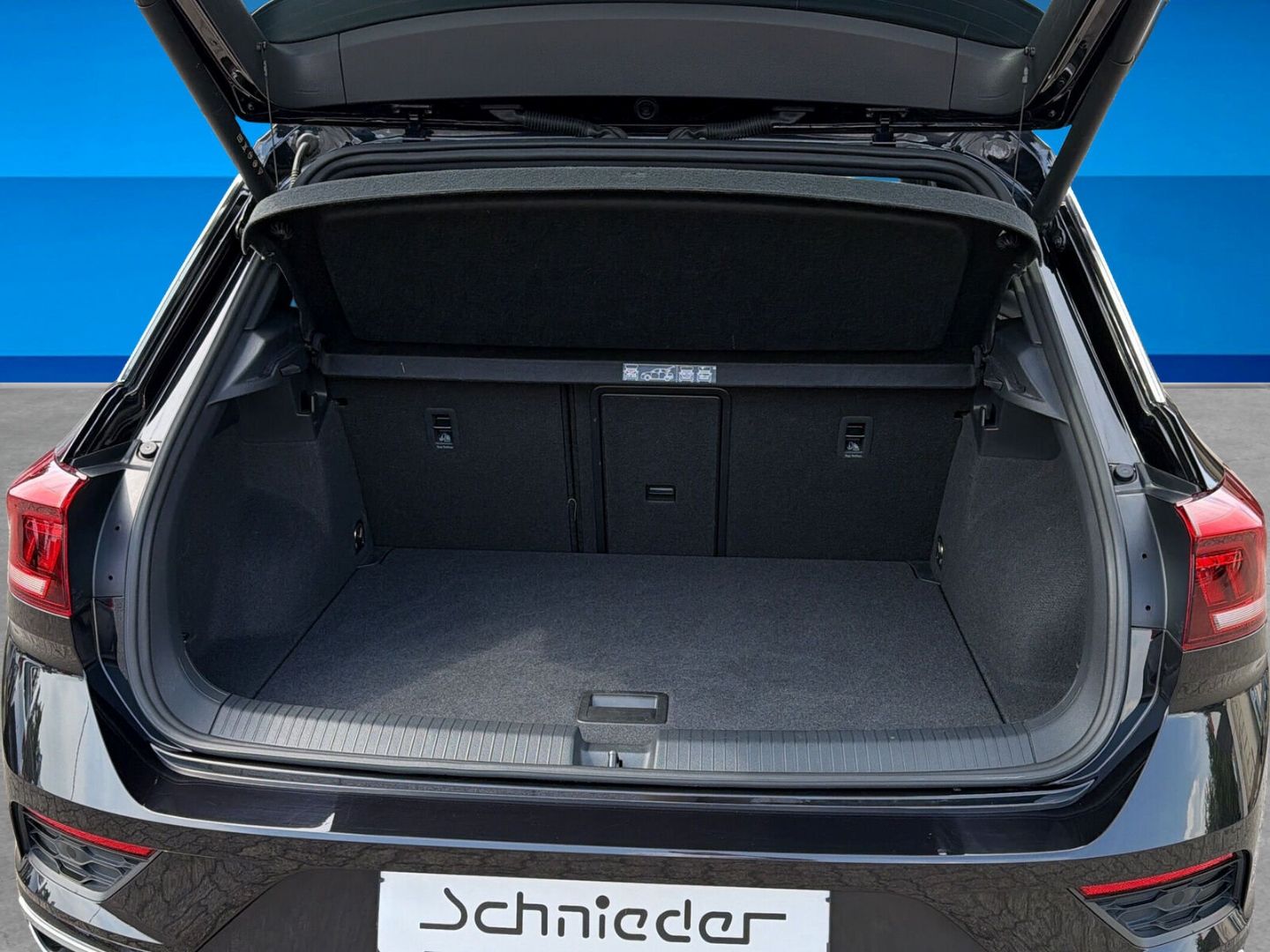 Fahrzeug 11 Fahrzeugabbildung Volkswagen T-Roc 1.5 TSI Sport R-Line Rear View Pano AHK